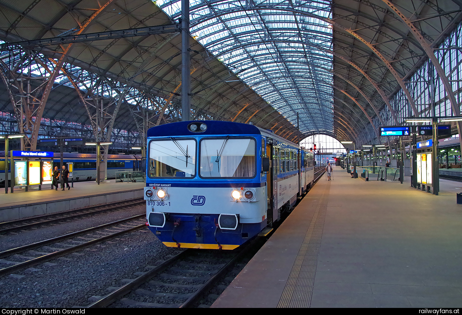 České dráhy 810 306 in Praha hl.n. - mit 810 236.   Railwayfans