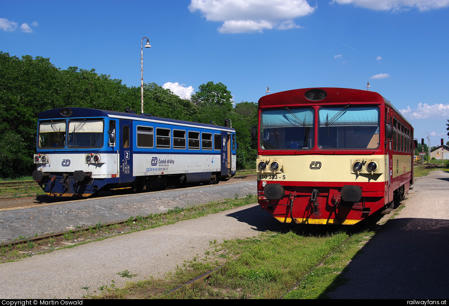 České dráhy 810 333 in Hostivice - links 810 236.   Railwayfans