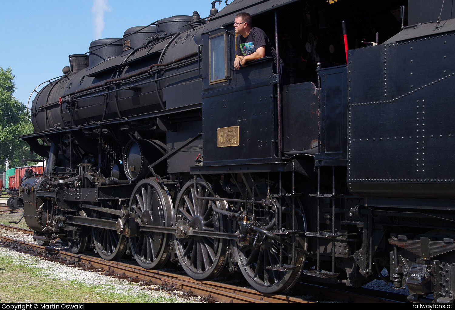 MÁV Rail Tours 424 009 in Bratislava východ - Gebaut durch MÁVAG Budapest 1924, Fabriknummer 4733, insgesamt wurden bis 1958 514 Stück produziert, davon 149 für Kunden außerhalb Ungarns. Ende des Planeinsatzes bei der MÁV 1986.   Railwayfans