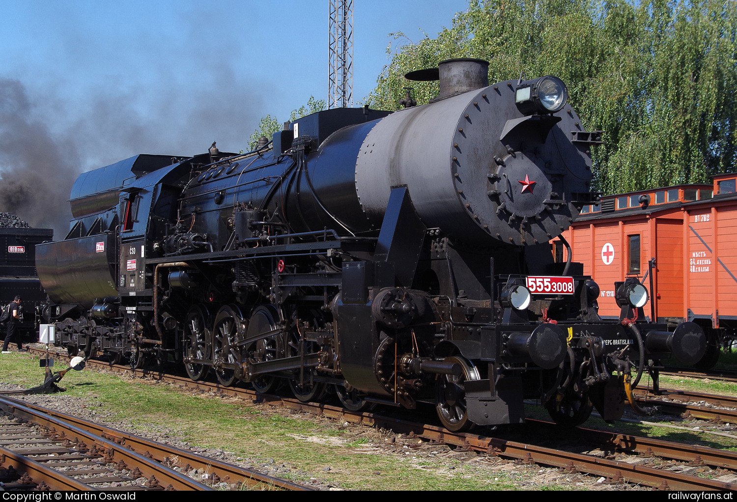 Klub priateľov histórie železničnej dopravy 555 3008 in Prackenbach - Gebaut 1943 von Škoda Plzeň, Fabriknummer 1523, bis 1945 DRB 52 7447, 1945 - 1951 ÖStB 52 7447, 1951 - 1972 ČSD 555.008 bzw. 555.3008, Umbau auf Ölfeuerung, im Planbetrieb in Bratislava bis 1972, danach Heizlok, aufgearbeitet durch den Klub priateľov histórie železničnej dopravy (Club der Freunde der Geschichte des Eisenbahnverkehrs) zwischen 1999 und 2011. Tender Nummer 930.2020.   Railwayfans