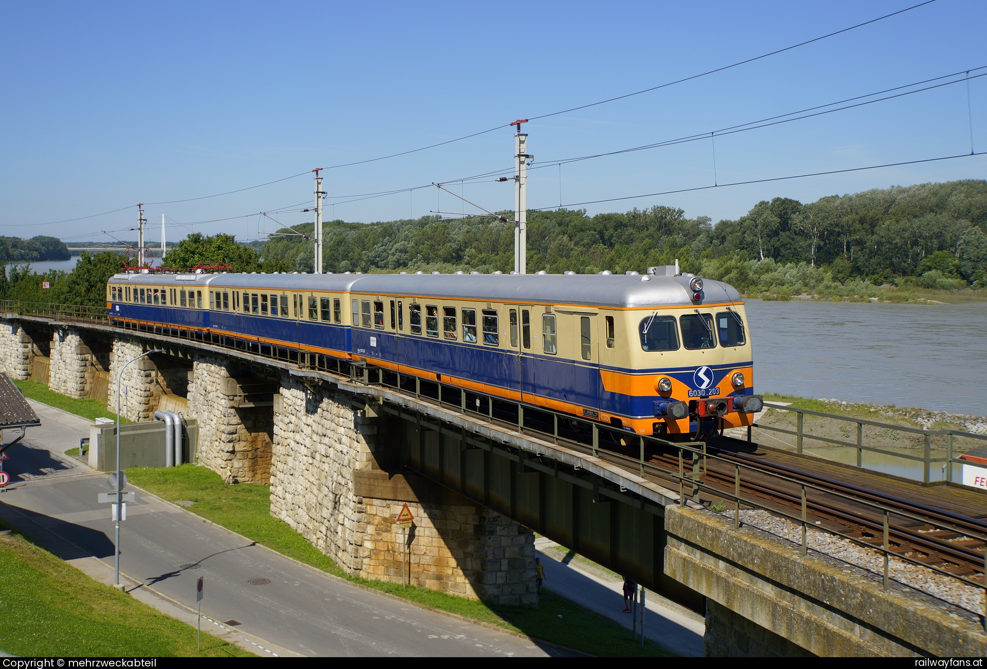 VEF 6030 203 in Donaulände mit dem SZ 14635 - 4030 210 mit Steuerwagen 6030 203 voraus, als Sonderzug nach Wolfsthal, anlässlich der 110 Jahre Pressburgerbahn Feierlichkeiten.  Pressburgerbahn | Wien Rennweg - Wolfsthal Railwayfans