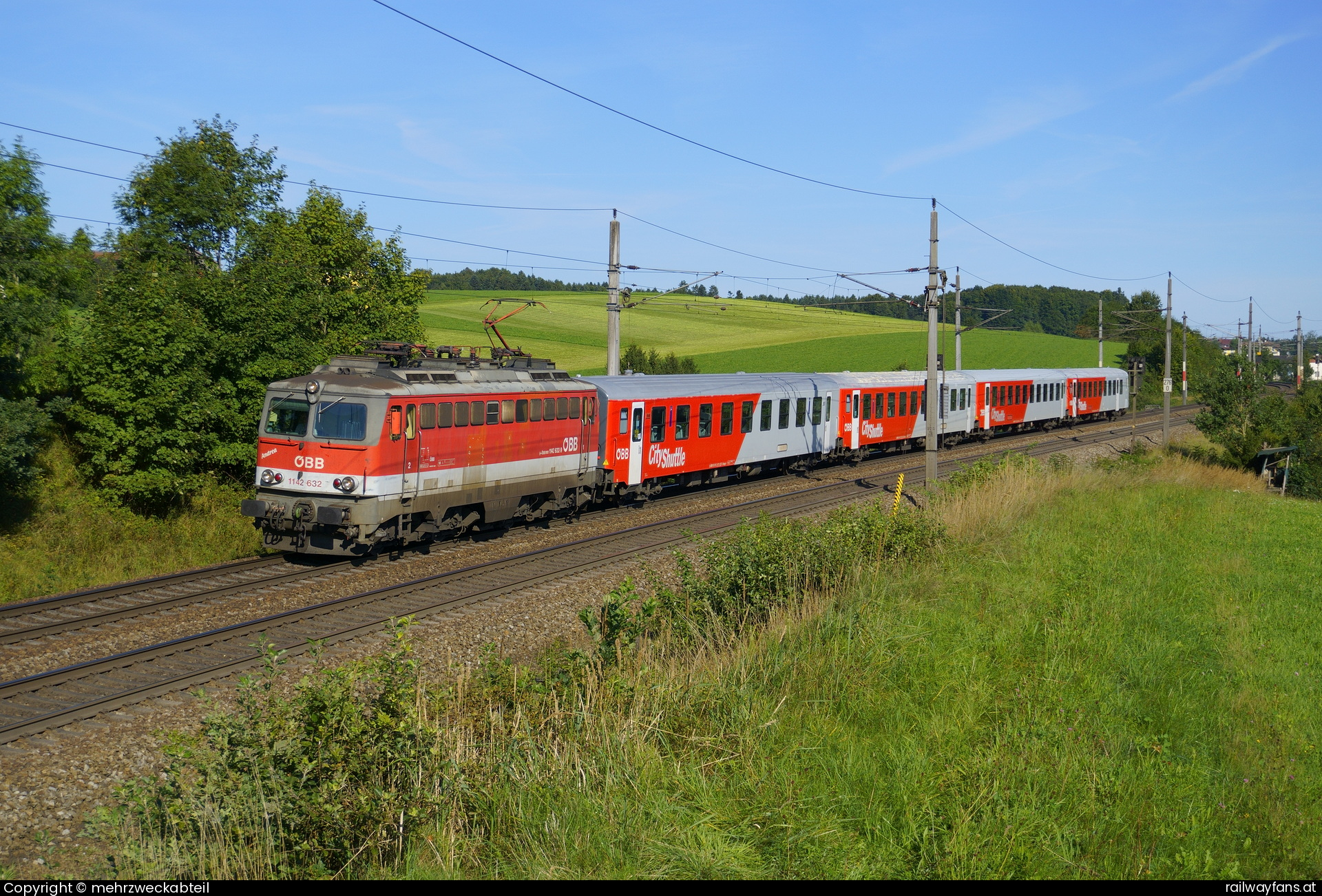 ÖBB 1142 632 in Pöndorf mit dem R 5057 - 1142 632 