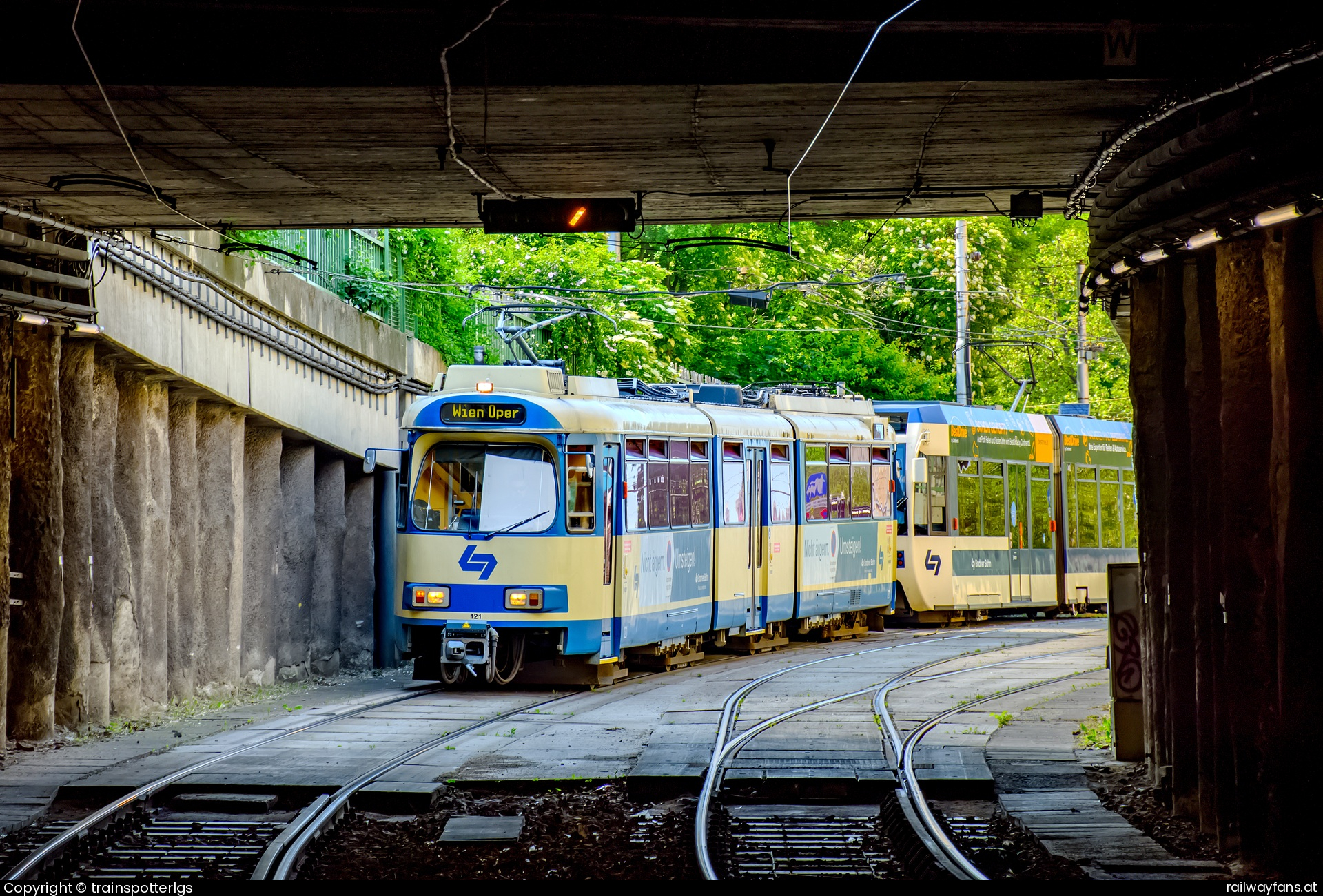 WLB 121 in Eichenstraße - WLB 121 + 407 spotted in Wien - Eichenstraße   Railwayfans