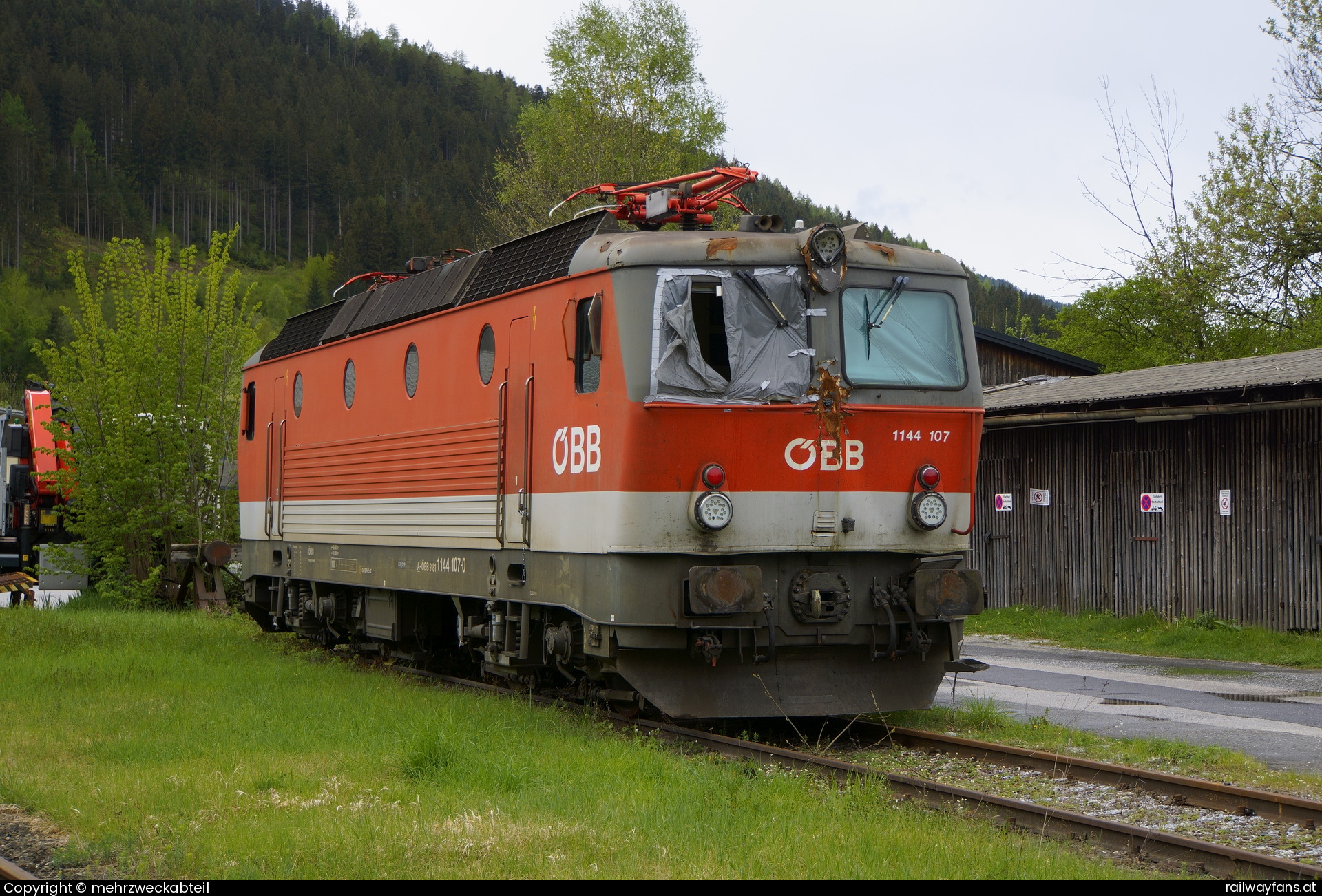 ÖBB 1144 107 in Neulassing  Railwayfans