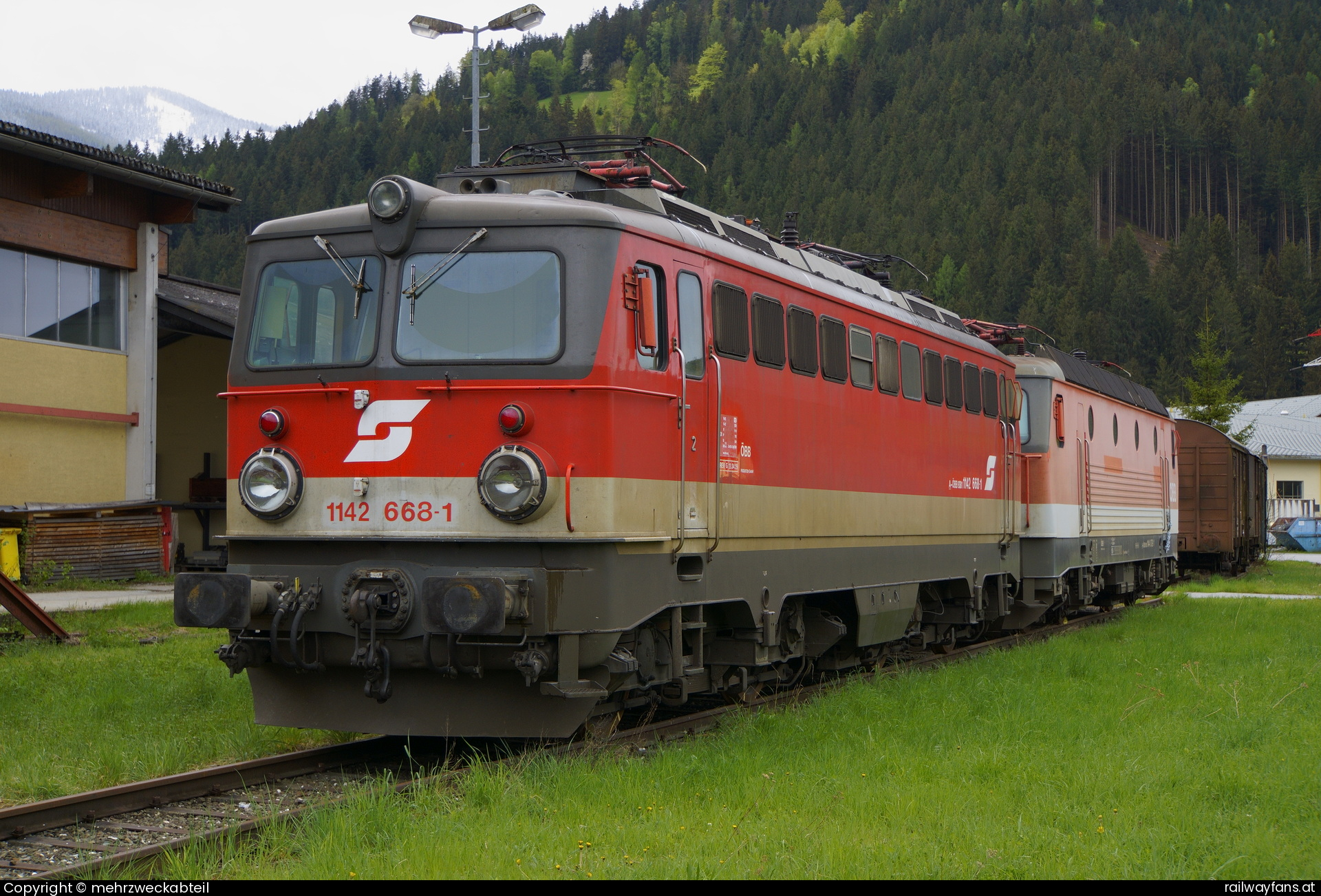 ÖBB 1142 668 in Neulassing  Railwayfans