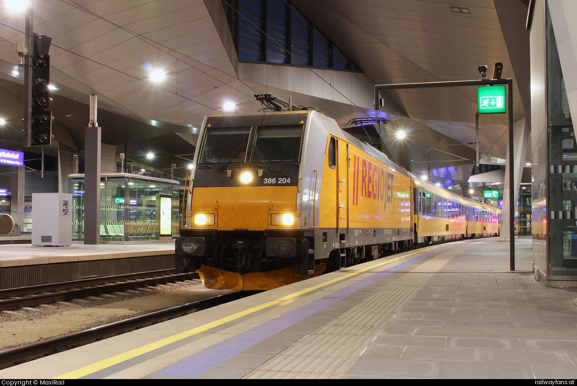 Regiojet 386 204 in Wien Hauptbahnhof mit dem RGJ 1068  - Am Abend des 17.6.2024 brachte die Regiojet 386 204 den RGJ1068 von Budapest-Deli nach Wien Hbf hier am Zielbahnhof.
Der Zug bestand ausschließlich aus ehemaligen ÖBB Schnellzugwagen.   Railwayfans