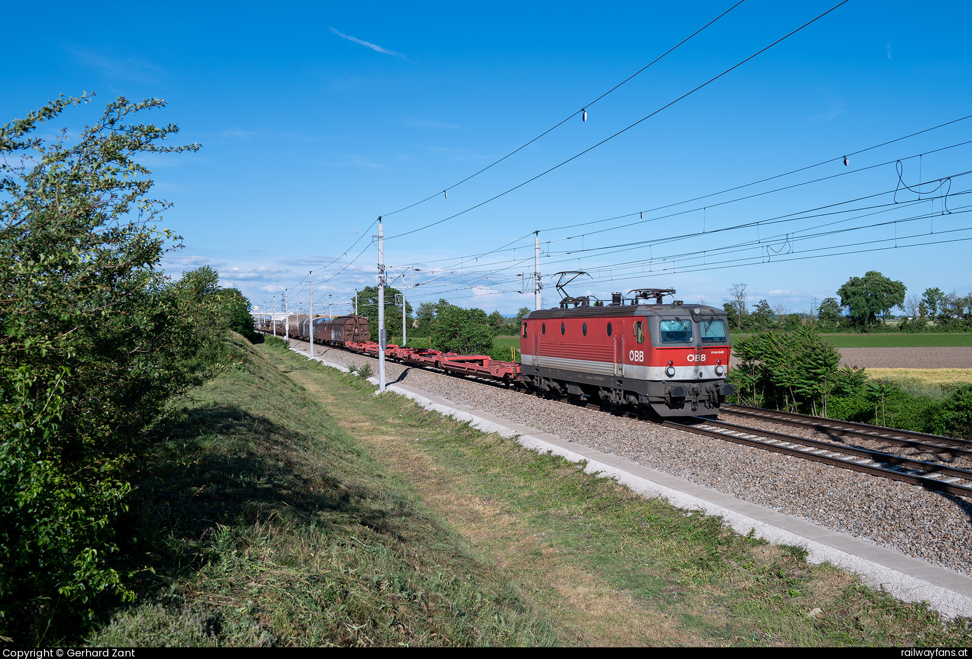 ÖBB 1144 049 in Wiener Außenring Schnellstraße  Railwayfans