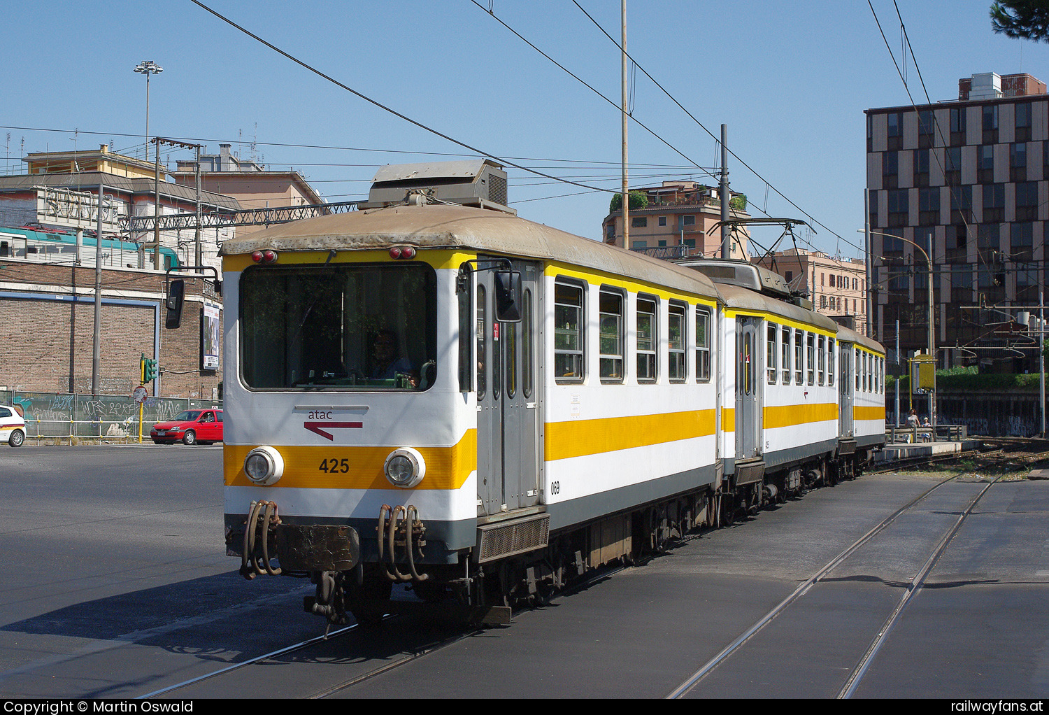 ATAC SEFER 425 in Porta Maggiore - Diese von STEFER erstmals 1959 gebauten dreiteiligen Züge bestehen aus einem mittigen Trieb- und zwei Steuerwagen, die fix miteinander gekuppelt sind und deren elektrische Ausrüstung auf die drei Wagen verteilt ist. Die Nummer des Triebwagens ist an der Front der Steuerwagen ebenfalls angeschrieben, deren eigentliche Nummern seitlich unten neben der ersten Türe. Die Lokalbahn verkehrte ursprünglich von Roma Lazali nach Frosinone, heute nur mehr bis Centocelle, die Spurweite beträgt 950 mm, das Stromsystem 1500 V =.  Roma Laziali–Centocelle Railwayfans