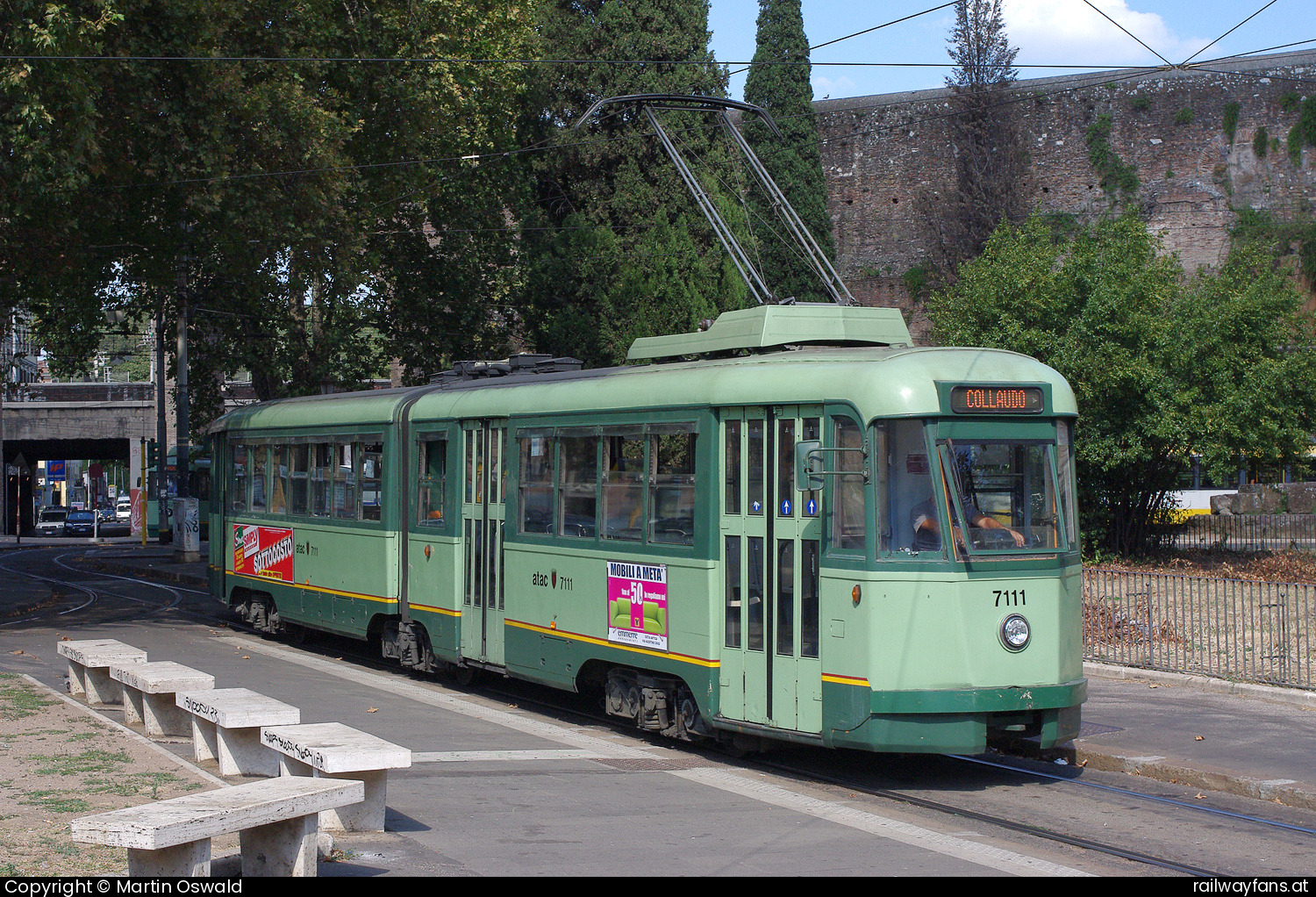 ATAC TAS 7111 in Piazza di Porta Maggiore - Ab 1948 lieferte die Officine Meccaniche della Stanga sechsachsige Einrichtungs-Gelenktriebwagen an die damalige STFER (Società Tramvie e Ferrovie Elettriche di Roma). Deren Bezeichnung lautete TAS - Treno Articolato Stanga. Hier fährt TAS 7111 als Probefahrt durch die Haltestelle der Linie 19 auf der Porta Maggiore. Im Hintergrund ein Zug der Lokalbahn Roma Laziali - Centocelle, die ursprünglich bis Frosinone verkehrte.   Railwayfans