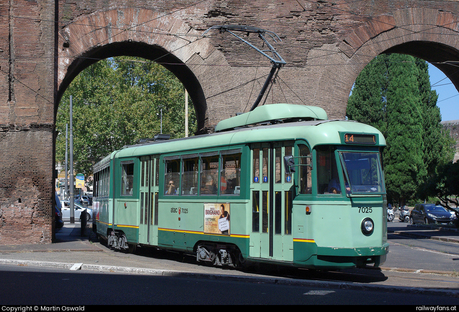 ATAC TAS 7025 in Porta Maggiore - TAS 7025 in Linie 14 passiert das Aquädukt der Römischen Wasserleitung Aqua Claudia, deren Errichtung unter Kaiser Caligula 38 n. Chr. begonnen und unter Kaiser Claudius 52 n. Chr. beendet wurde.  Linie 14 Railwayfans