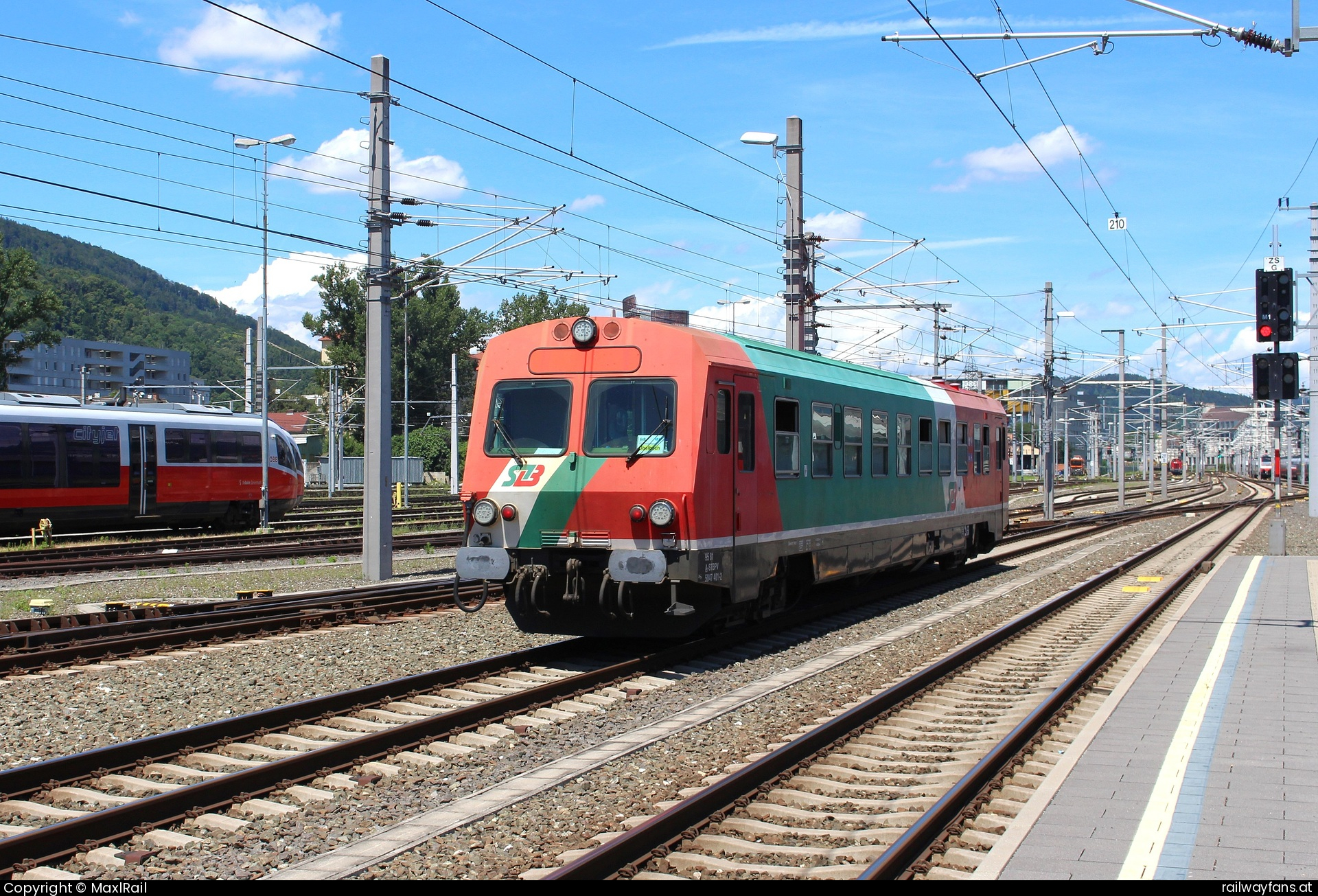 StB 5047 401 in Graz Hbf mit dem SB 8789 - Nach einem kurzen aber heftigen Unwetter ende Juni 2024 ist die Übelbacherbahn zwischen Peggau-Deutschfeistritz und Übelbach bis ende Sommer unterbrochen.
Weil zwei Triebwagen der Reihe 4062 sowie der ET15 in Übelbach eingesperrt sind, fuhr von 24. Juni bis 5. Juli der 5047 401 die Umläufe 8786-8787-8788-8789 zwischen Graz Hbf und Peggau-Deutschfeistritz.
Am 5.7.2024 verlässt der altbewährte 5047 401 den Grazer Hbf in Richtung Peggau-Deutschfeistritz.  Südbahn | Wien Hbf -  Spielfeld Straß Railwayfans