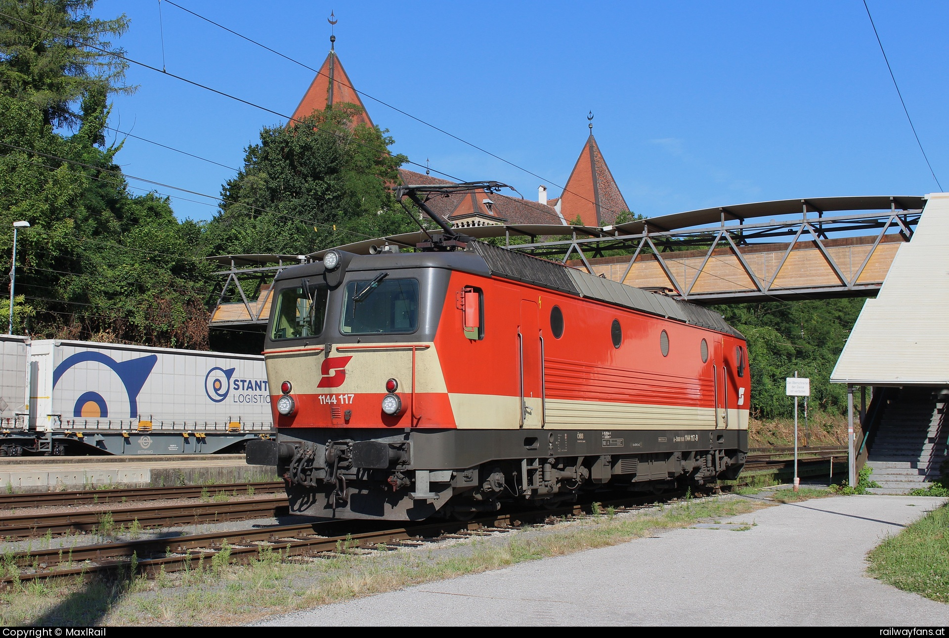 ÖBB 1144 117 in Prackenbach - Im herrlichsten vormittagslicht des 16.7.2024 steht die 1144 117 im Bahnhof Spielfeld-Straß und wartet auf ihre nächste Leistungm
Hinter dem Bahnhof trohnt das Schloss Spielfeld das bereits im 12. Jahrhundert urkundlich erwähnt wurde.  Südbahn | Wien Hbf -  Spielfeld Straß Railwayfans