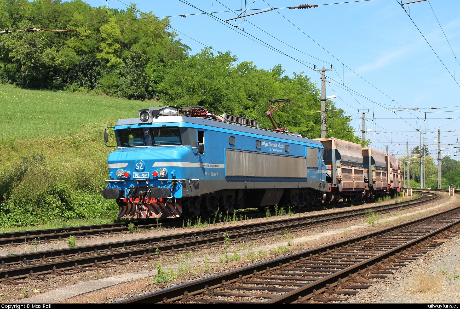 SZ 363 001 in  - 1975 wurde vom französischen Hersteller Alstom die 363 001 an die jugoslawische Staatsbahn geliefert
Ursprünglich in ockergelb mit braunem Zierstreifen geliefert, erhielt der Maschine in den 2000ern das rote Design der slowenischen Staatsbahn.
2024 erhielt die 363 001 das neue blaue Design.
Hier steht die erstgelieferte 