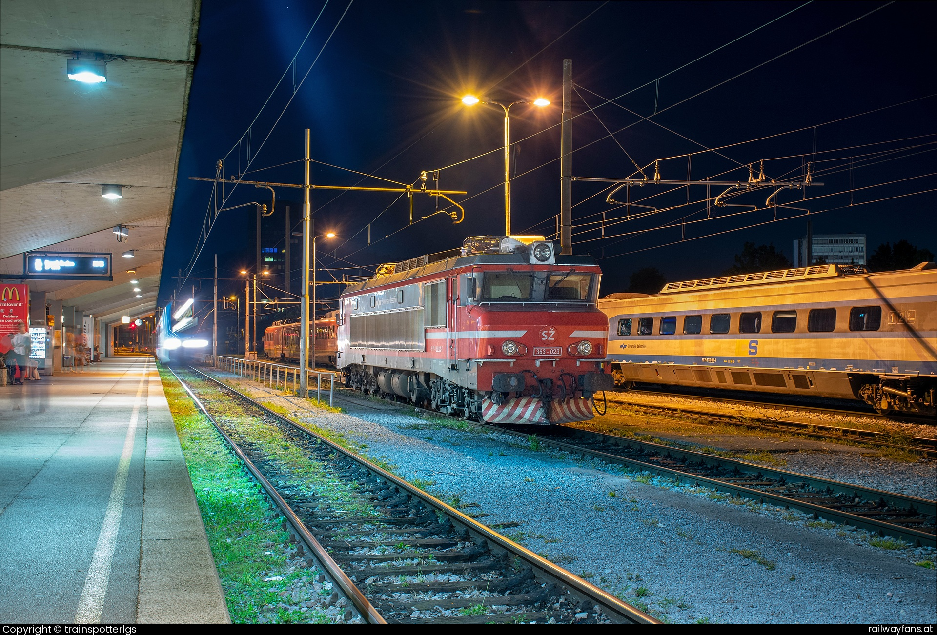 SZ 363 023 in Peron številka 5 - SZ 383 023 spotted in Ljubljana    Railwayfans