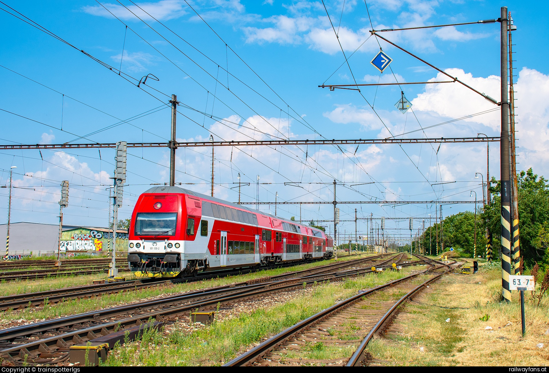 ZSSK 951 008 in  - ZSSK 951 008 + 381 002 spotted in Bratislava - Vajonory   Railwayfans