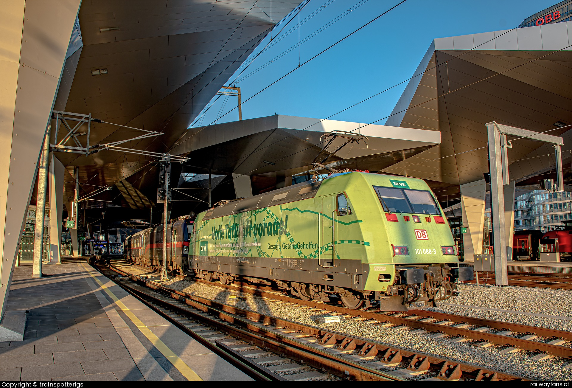 DB Fernverkehr AG 101 088 in Wien Hauptbahnhof - DB 101 088 'DEVK' + ELOC 193 962 'BJ' on NJ spotted in Wien HBF   Railwayfans