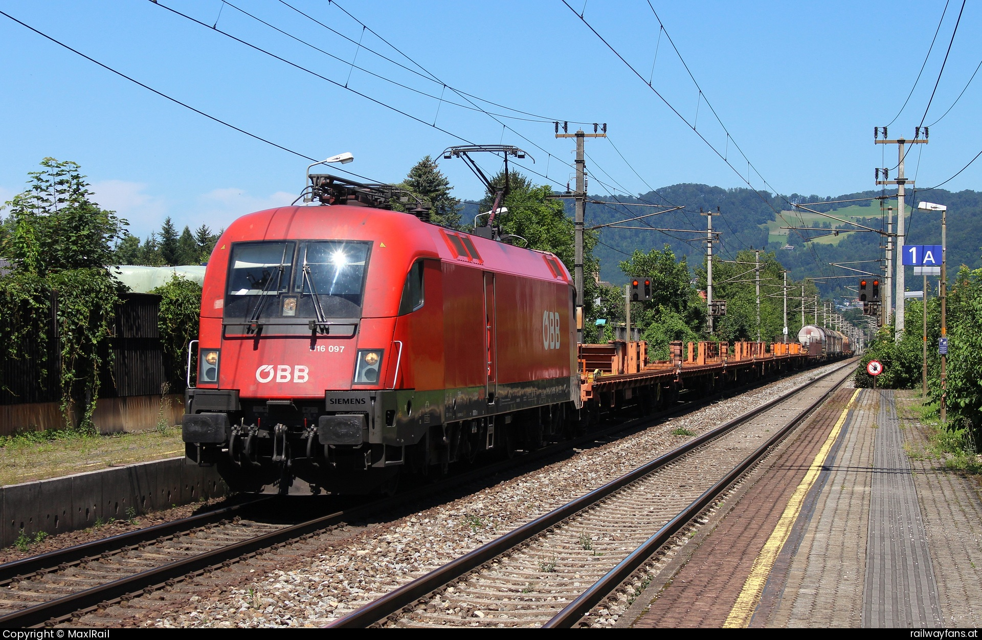 ÖBB 1116 097 in Salzburg Süd - Mit einem gemischten Güterzug von Salzburg Gnigl nach Villach Süd Gvbf durchfährt am 30.7.2024 die 1116 097 die Haltestelle Salzburg Süd.  Giselabahn | Salzburg Hbf - Wörgl Hbf Railwayfans