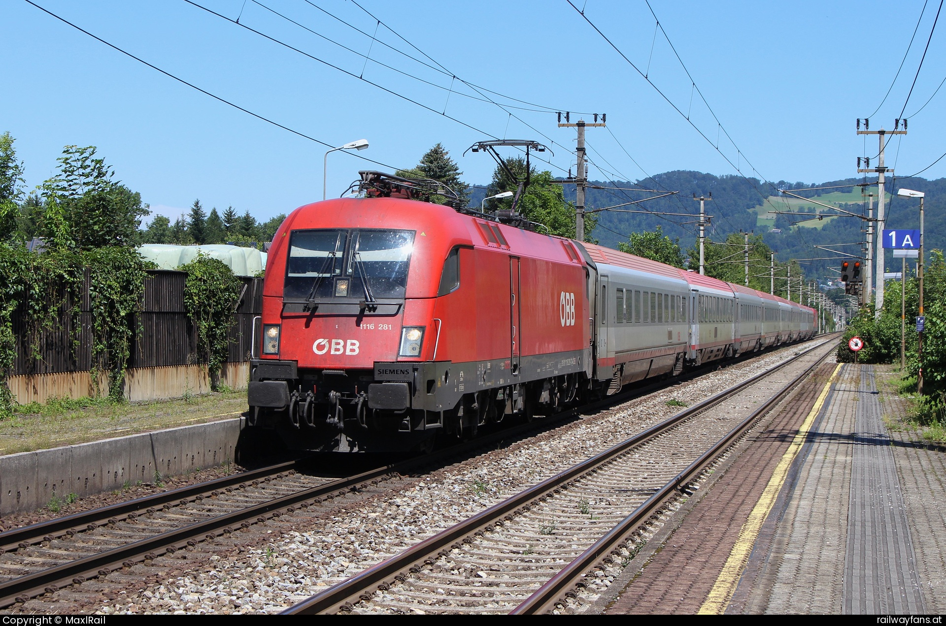 ÖBB 1116 281 in Salzburg Süd mit dem EC 217 - Mit gut 10 Minuten Verspätung rollt am 30.7.2024 der EC217 