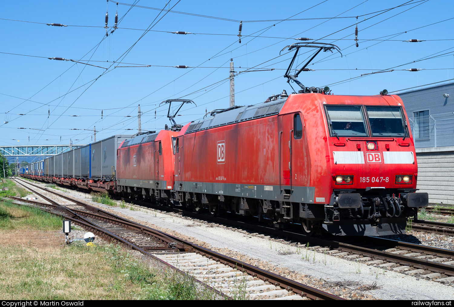 DB Cargo 185 047 in Wien Oberlaa - + 185 049  Donauländebahn Railwayfans