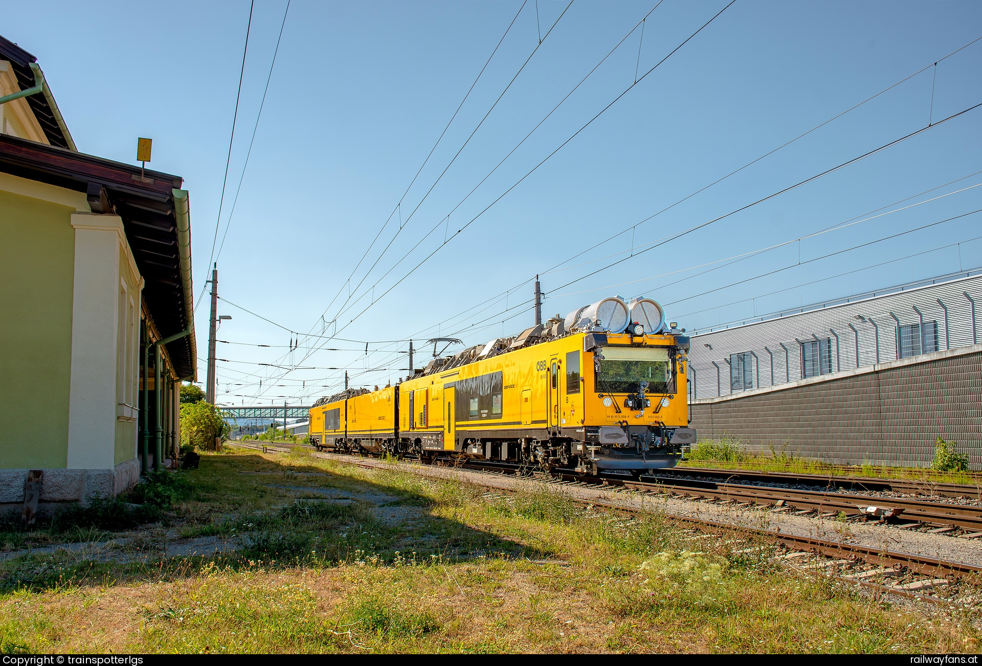 ÖBB X122 002 in Wien Oberlaa - ÖBB X122 002 (9173 008) 'ServiceJet' spotted in Wien Oberlaa   Railwayfans