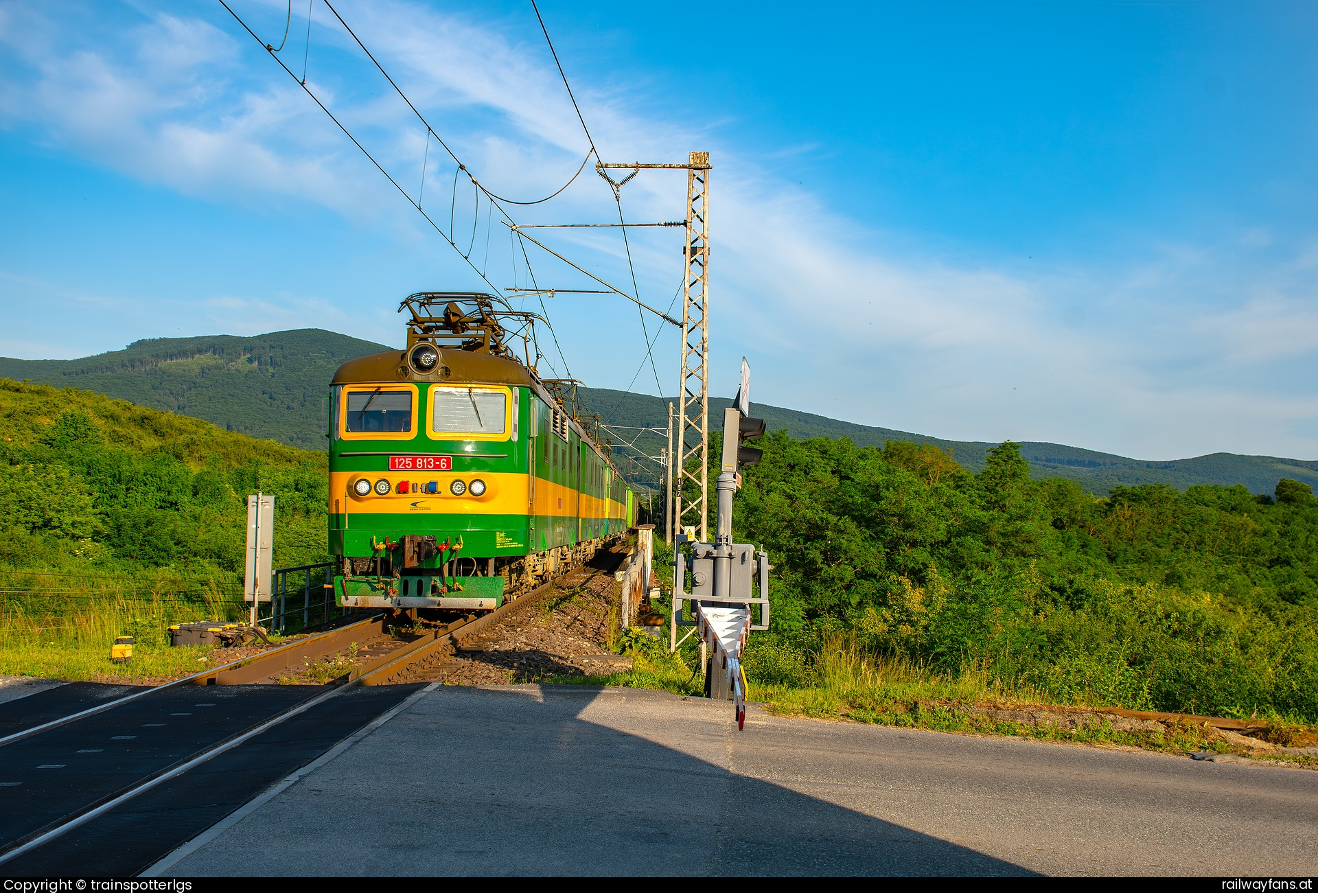 ZSSK Cargo 125 813 in Nižná Myšľa - ZSSKC 125 813 + 814 + 821 + 822 spotted near Nizna Mysla   Railwayfans