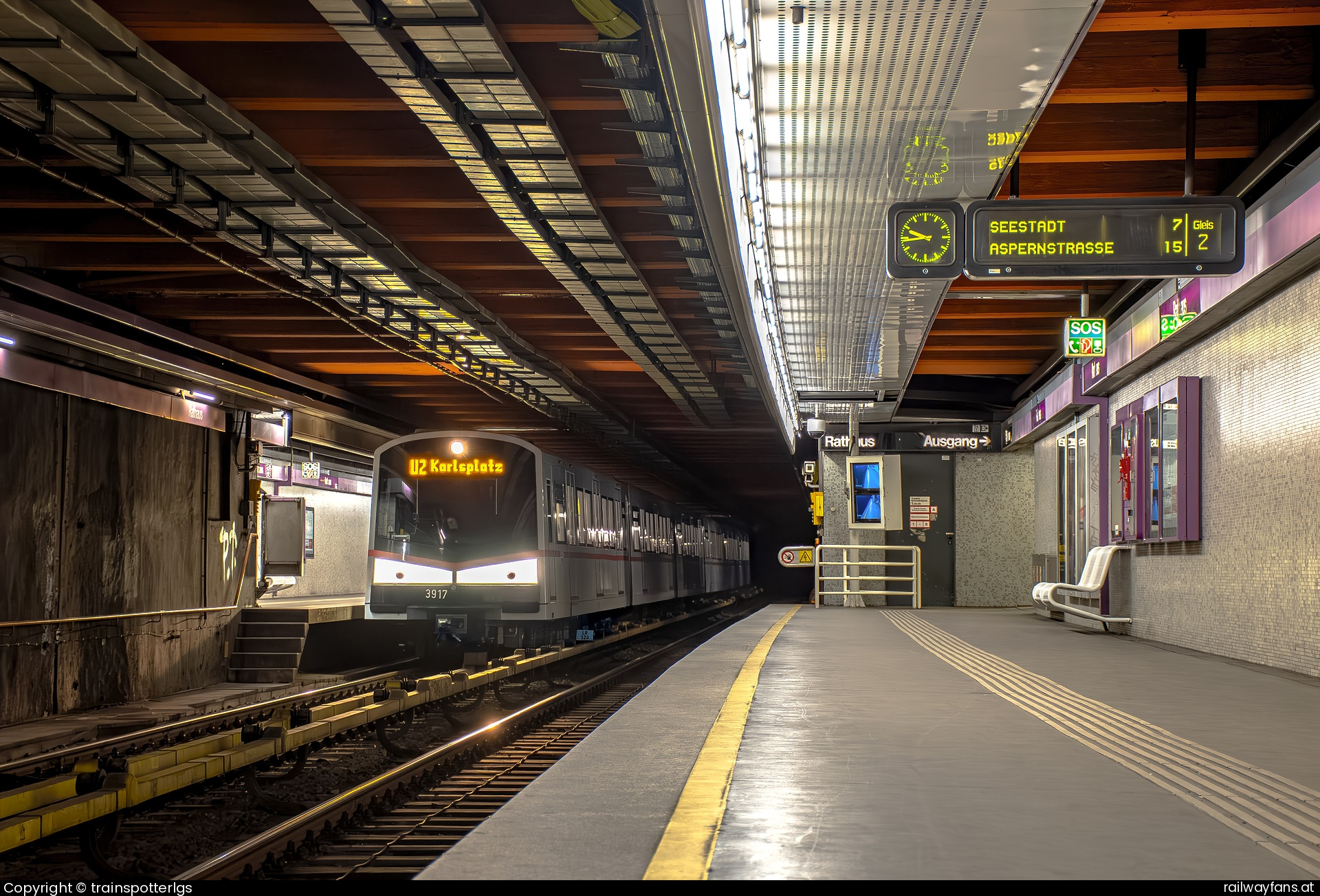 Wiener Linien 3917 in U Volkstheater - WL V 3917 spotted on U2 in Rathaus   Railwayfans