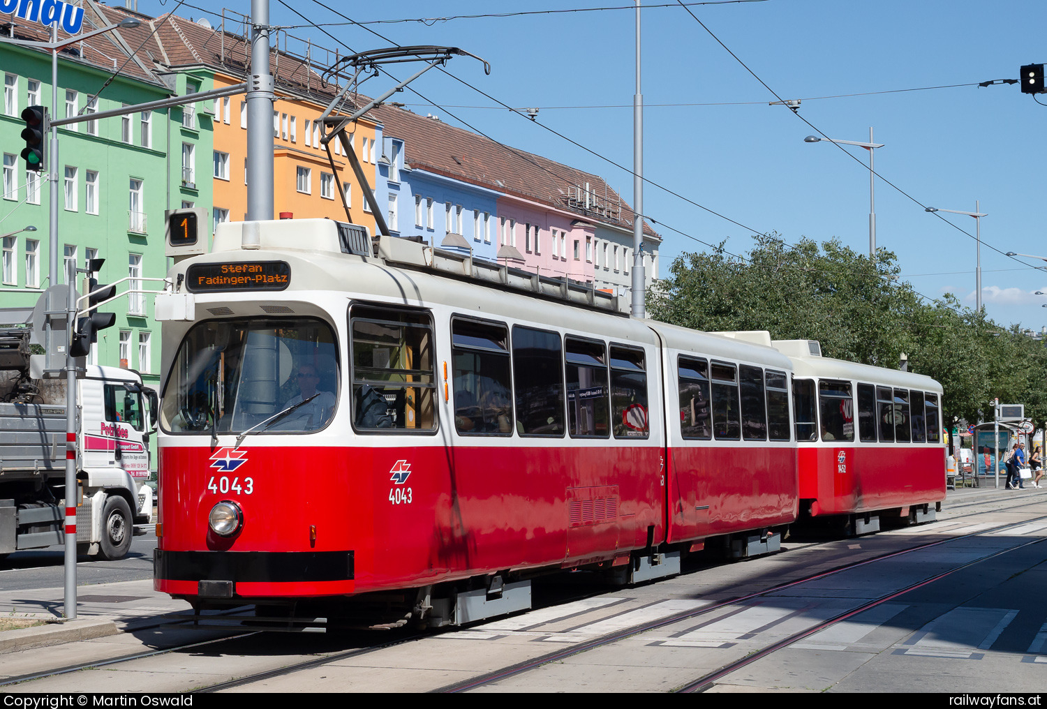 Wiener Linien E2 4043 in Wiedner Gürtel - + 1452, Linie 1  Linie 1 Railwayfans