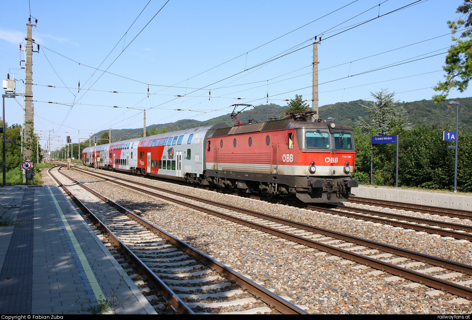 ÖBB 1144 098 in St.Andrä-Wördern mit dem REX 2122  Railwayfans