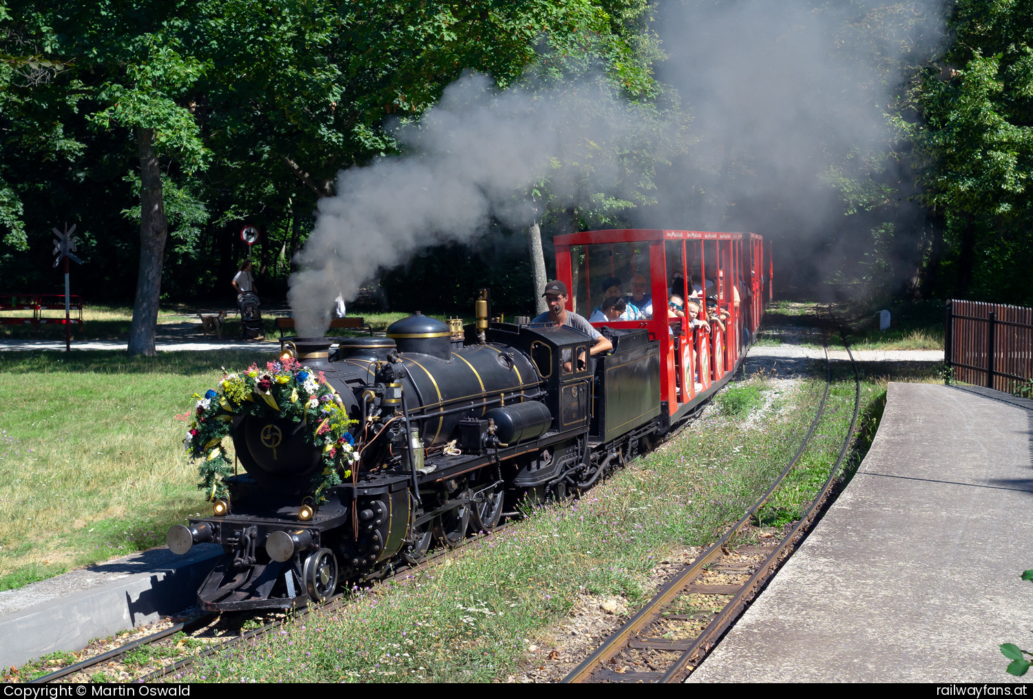 Liliputbahn Da 1 in Rotunde - Nach einer Fahrwerksrevision, die im deutschen Dampflok-Ausbesserungswerk Meiningen durchgeführt wurde, ist die Da 1 der Liliputbahn wieder in den Prater zurückgekehrt und fuhr erstmalig am 9. August 2024.  Liliputbahn im Prater Railwayfans