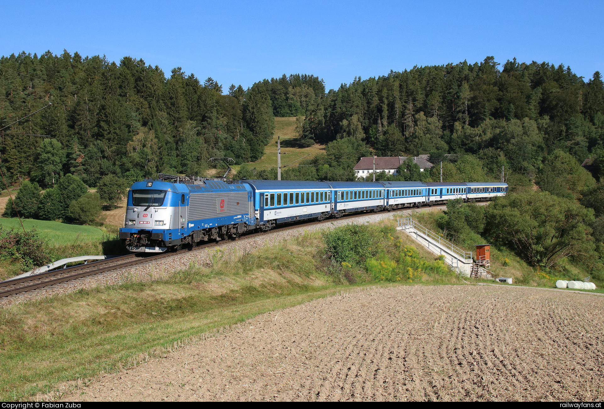 České dráhy 380 001 in Großhaarbach mit dem EC 331   Railwayfans