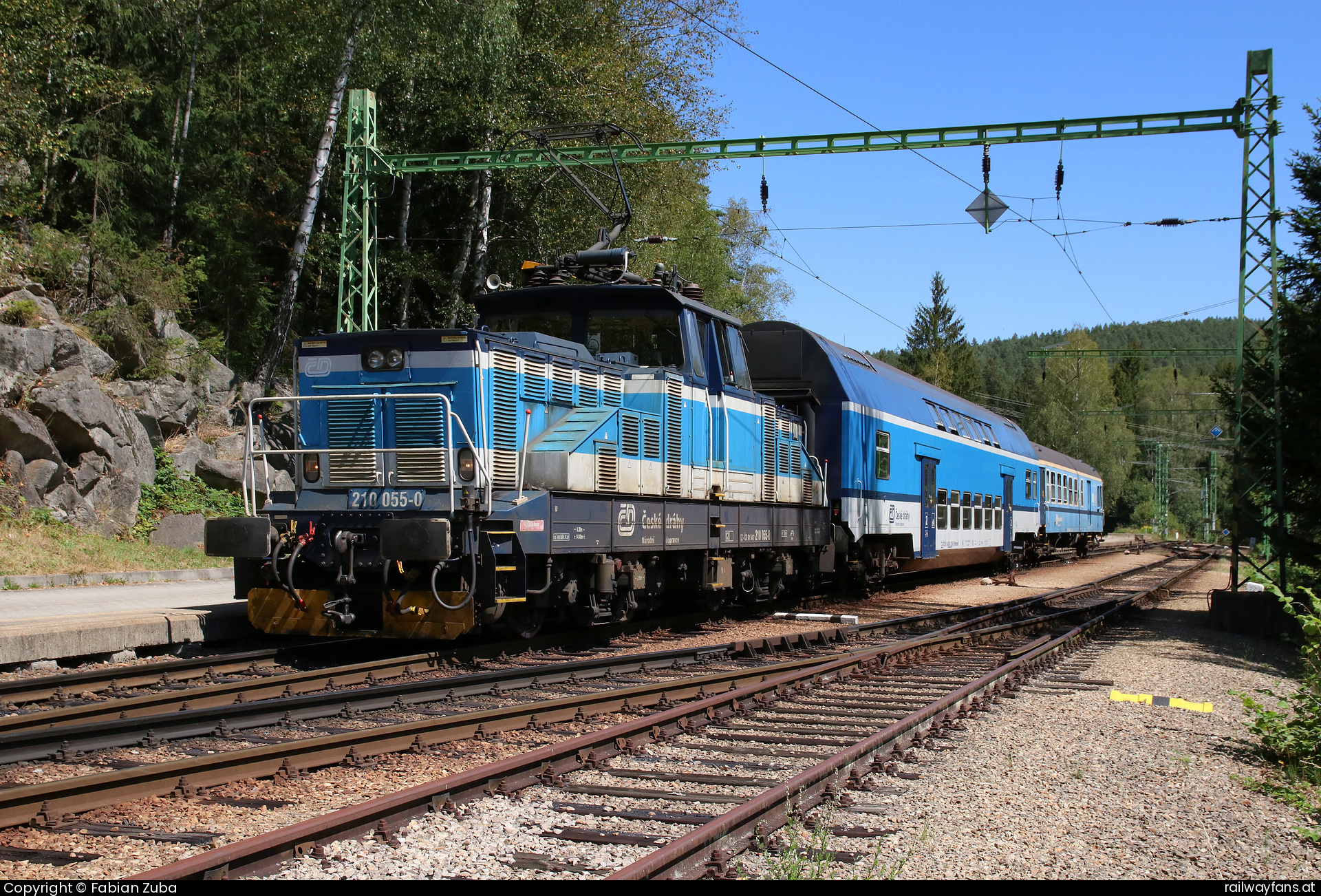 České dráhy 210 055 in Lipno nad Vltavou mit dem Os 18830  Railwayfans