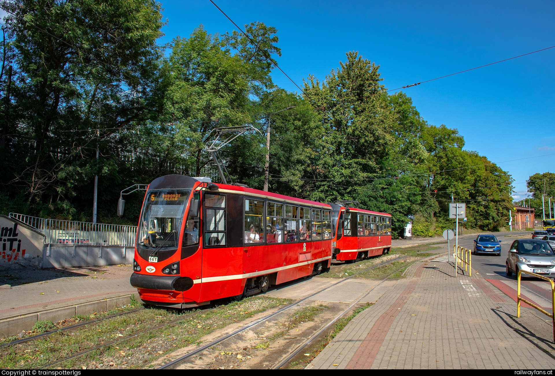 Tramwaje Śląskie 661 in Zabrzańska mit dem 5 - Tram Slaskie Moderus Alfa 661 + 617 on L15 spotted in Bytom - Zamłynie   Railwayfans