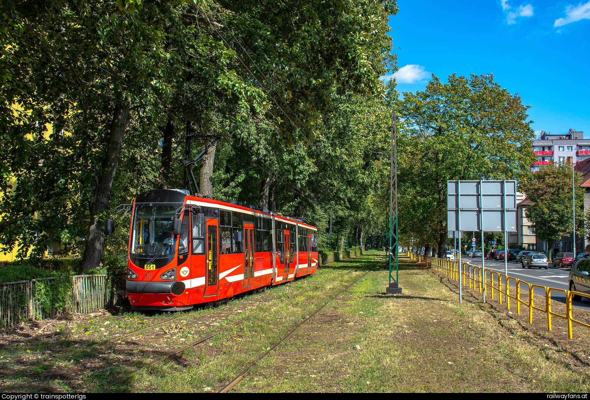 Tramwaje Śląskie 851 in Łużycka mit dem 10 -  Tram Slaskie MF 16 AC BD 851 on L10 spotted in Bytom - Łużycka   Railwayfans