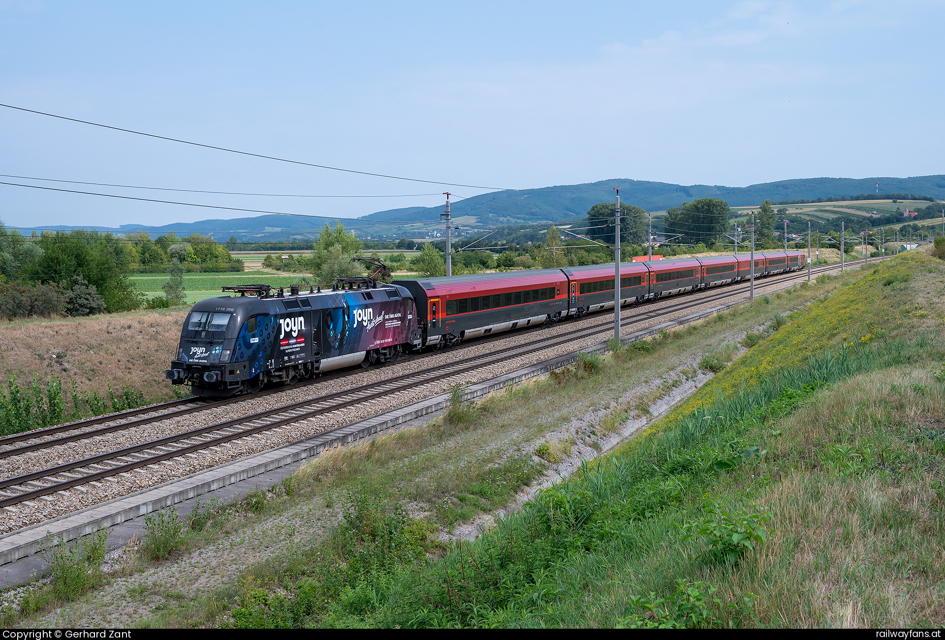 ÖBB 1116 208 in Klein Staasdorf mit dem Rj 268  Railwayfans