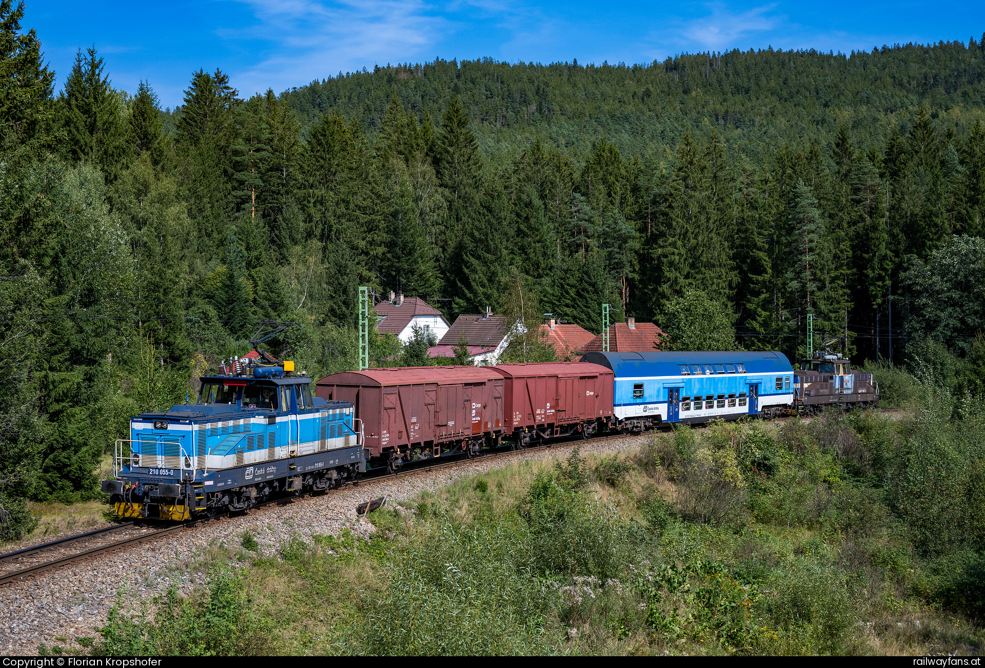 České dráhy 210 055 in Kienberg mit dem Os 28876 - Von einem Baum aufgenommen

Sonderzug wegen Kanufestival (GmP)  Rybnik - Lipno nad Vltavou Railwayfans