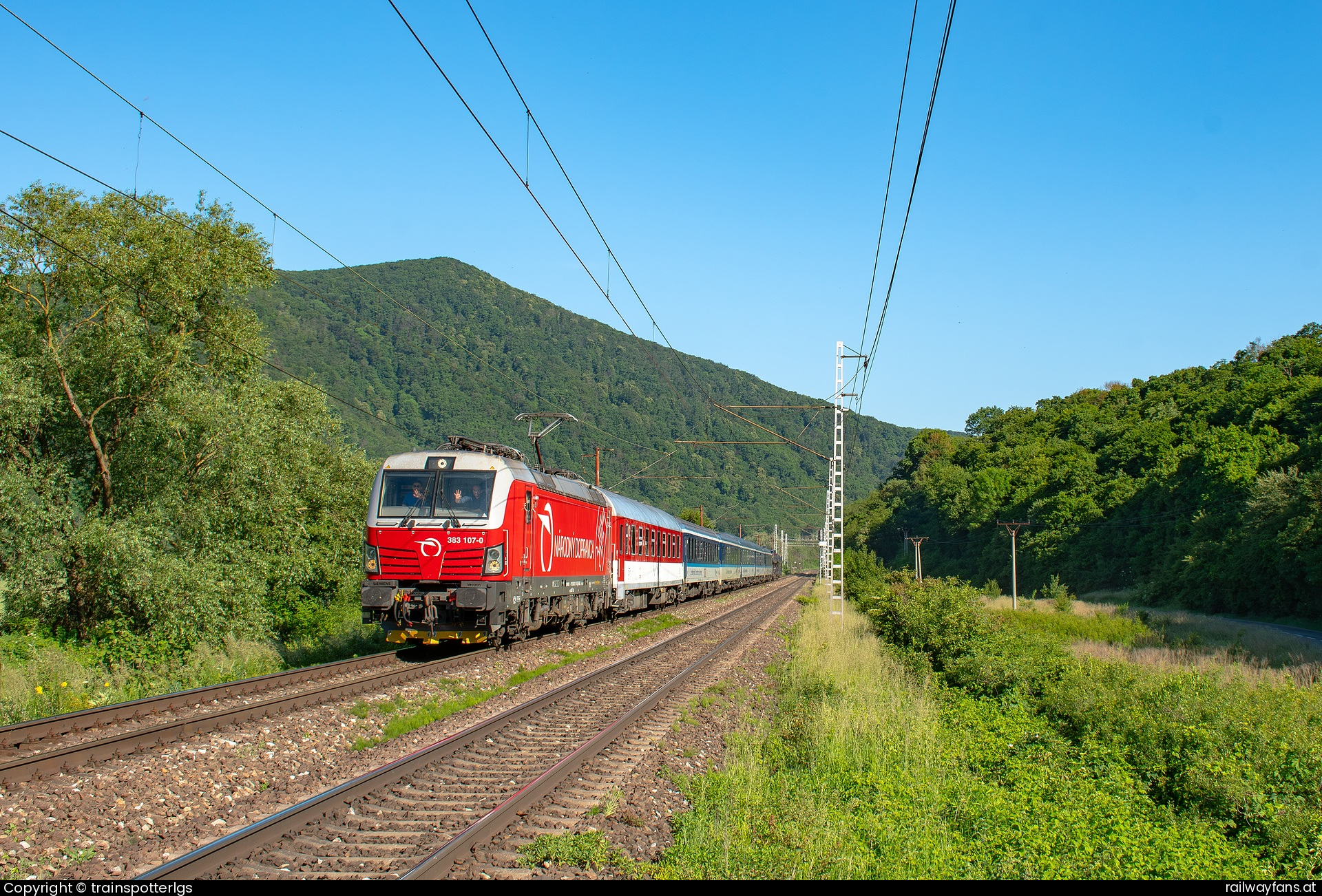 ZSSK 383 107 in Trebejov mit dem EN442 - ZSSK 383 107 on EN442 spotted near Trebejov
   Railwayfans