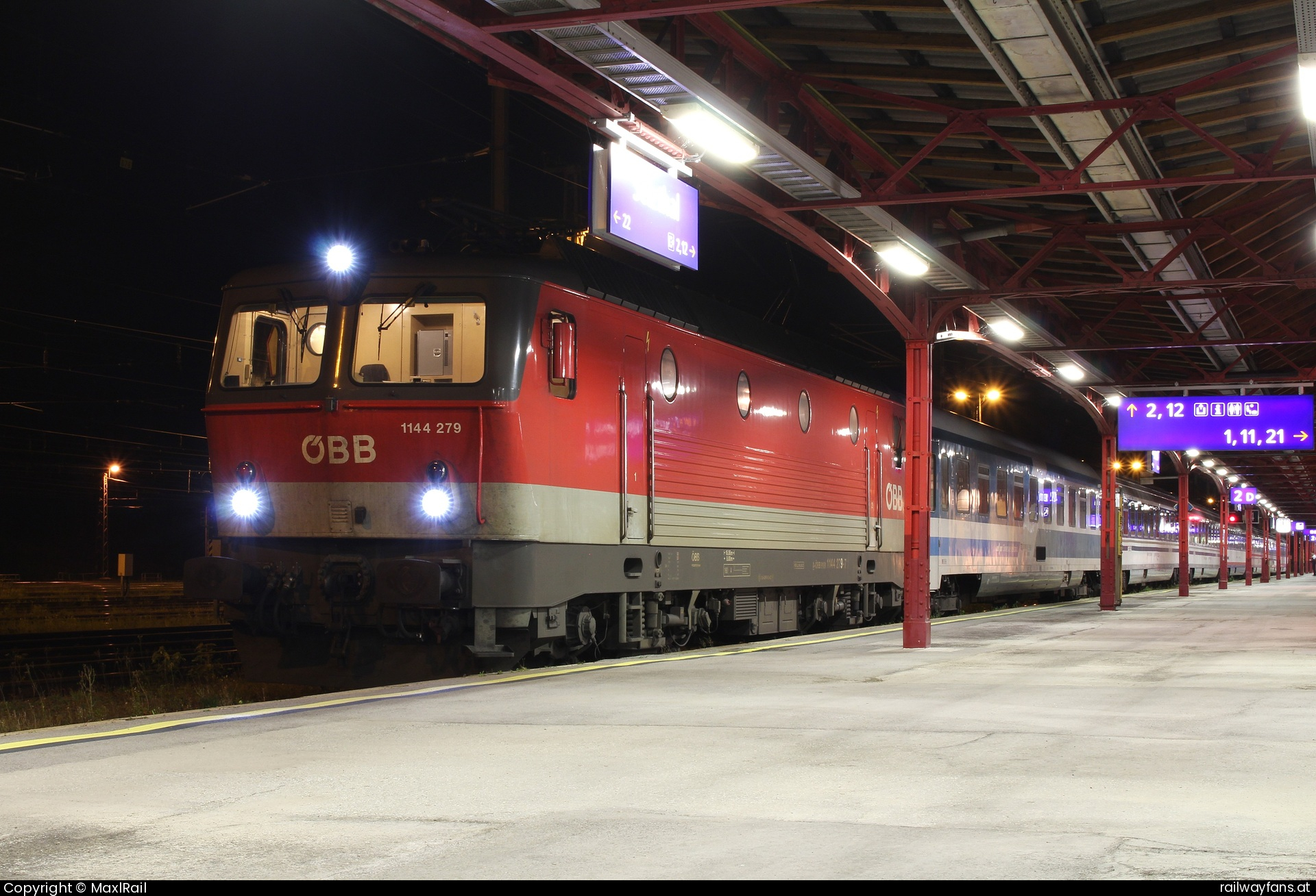 ÖBB 1144 279 in Selzthal mit dem EN 414 - Den, wegen Bauarbeiten bei Jesenice umgeleiteten EN414 von Zagreb Glavni kolo nach Zürich HB bzw Salzburg Hbf übernahm am 29.8.2024 die 1144 279 in Selzthal und brachte ihn nach Bischofshofen und weiter nach Salzburg Hbf.  Ennstalbahn Selztal - Bischofshofen Railwayfans