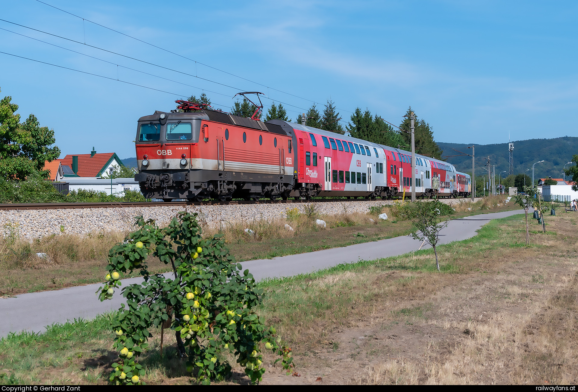 ÖBB 1144 099 in Zeiselmauer mit dem REX 2116  Railwayfans