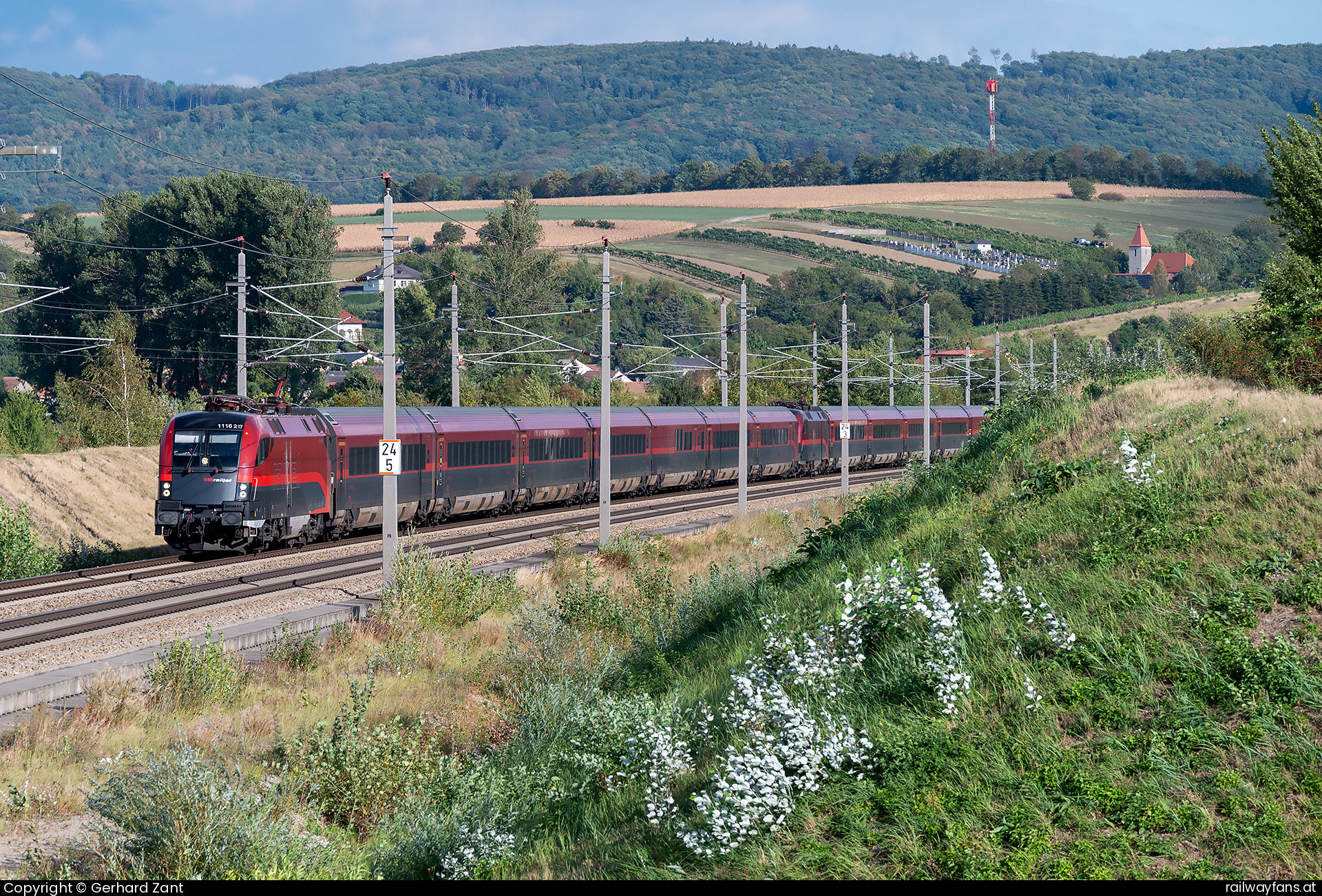 ÖBB 1116 217 in L2090 mit dem rjx 866  Railwayfans