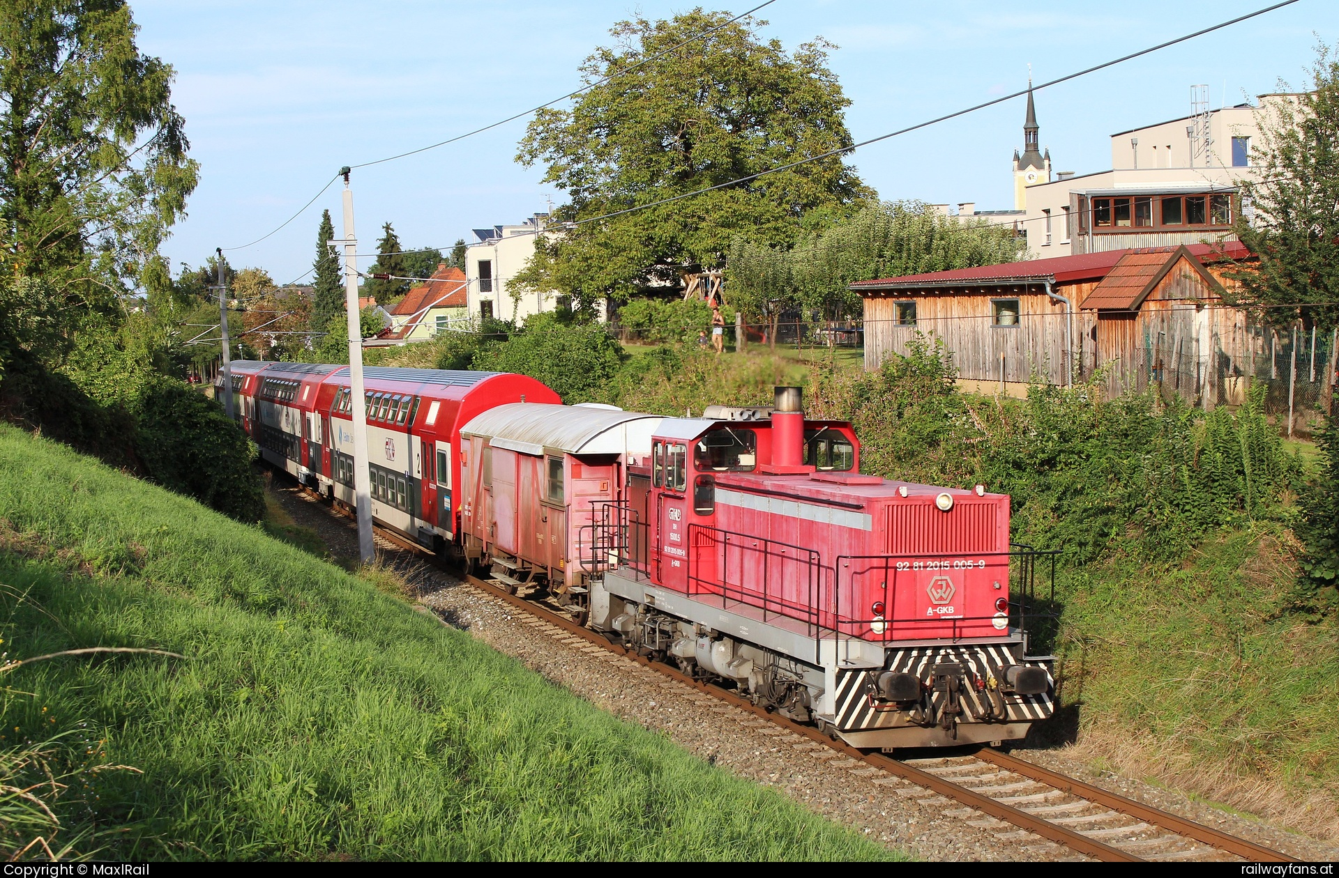 GKB 2015 005 in Deutschlandsberg mit dem R8567 - Die GKB DH1500.5 brachte am Abend des 11.9.2024 den R8567 von Graz Hbf nach Wies-Eibiswald hier kurz hinter dem Bahnhof Deutschlandsberg beim Schwungholen für die Steigung auf die Leibenfelder Höhe.
Hinter der Lok befindet sich der Generatorwagen Diho 936 der bei Ausfall eines Steuerwagens die elektrische Versorgung der Wagen übernimmt.
Bei den GKB Doppelstockwagen kommt die Stromversorgung nicht wie üblich von der Lok sondern von einem Generator im Steuerwagen.  Wieserbahn Railwayfans