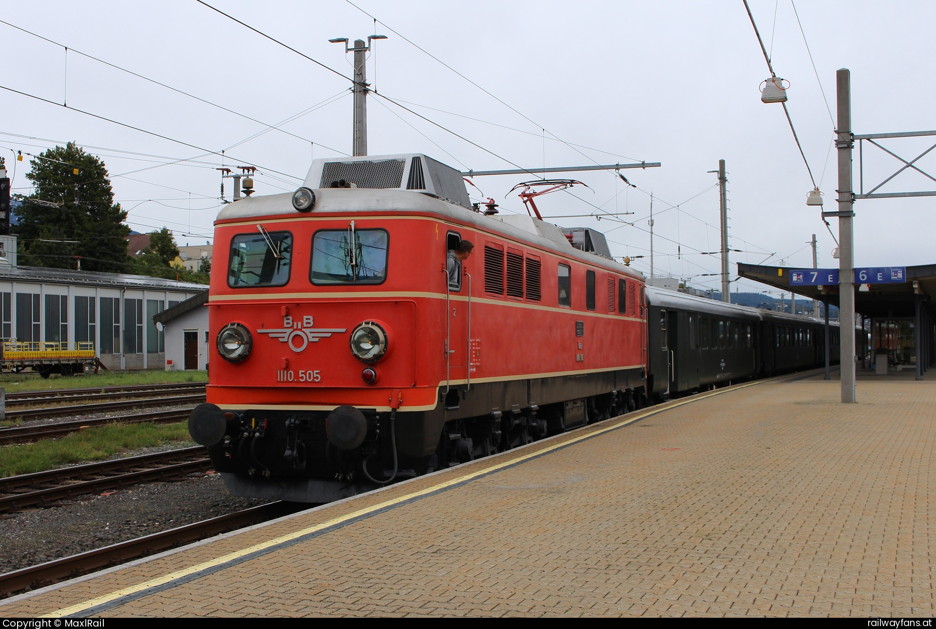 Pro Bahn Vorarlberg 1110 505 in Villach Hbf mit dem SEZ 16234 - Im Bahnhof Villach Hbf steht die 1110.505 des Vereins ProBahn Vorarlberg mit dem SEZ16234 von Wien Westbahnhof nach Lienz und wartet am regnerischen 14.9.2024 auf die Weiterfahrt.  Kronprinz Rudolf-Bahn Railwayfans