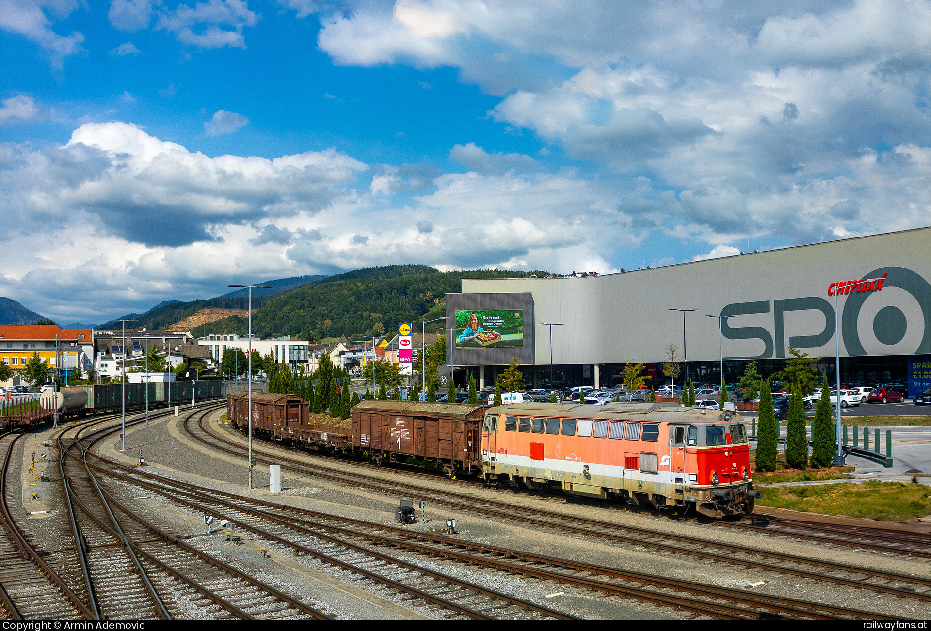 EBFL 2043 049 in Ortsdurchfahrt Weiz  Railwayfans