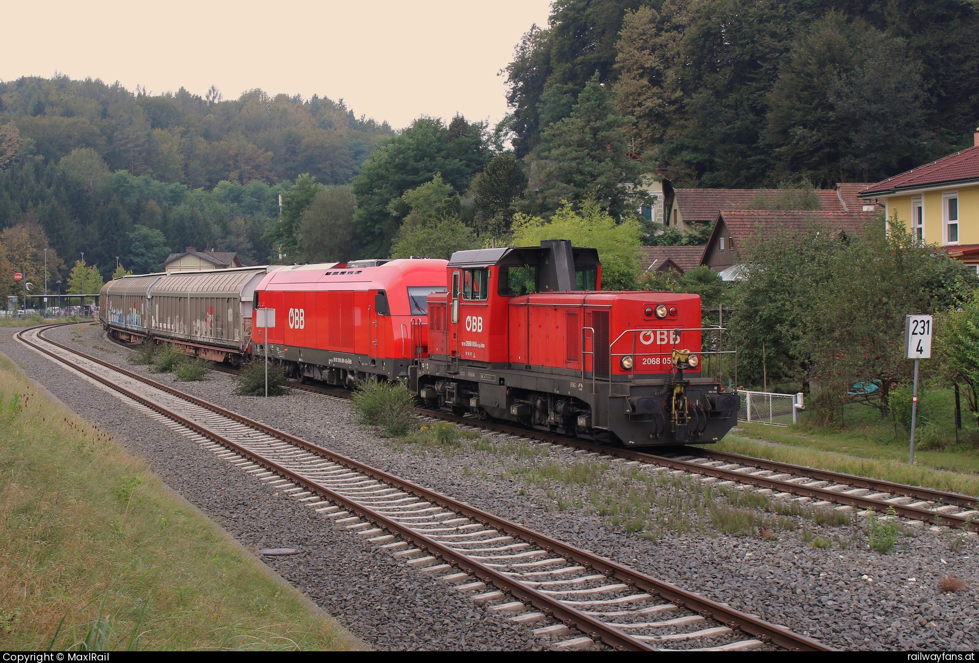 ÖBB 2068 056 in Laßnitzhöhe - Mit vereinten Kräften erklommen am 17.9.2024 die 2068 056 und die 2016 091 mit einem schweren Güterzug von Graz Vbf kommend die Laßnitzhöhe und warten hier im gleichnamigen Bahnhof auf die Zugkreuzung und die Weiterfahrt nach Gleisdorf.  Steirische Ostbahn | Graz Hbf - Szentgotthard Railwayfans