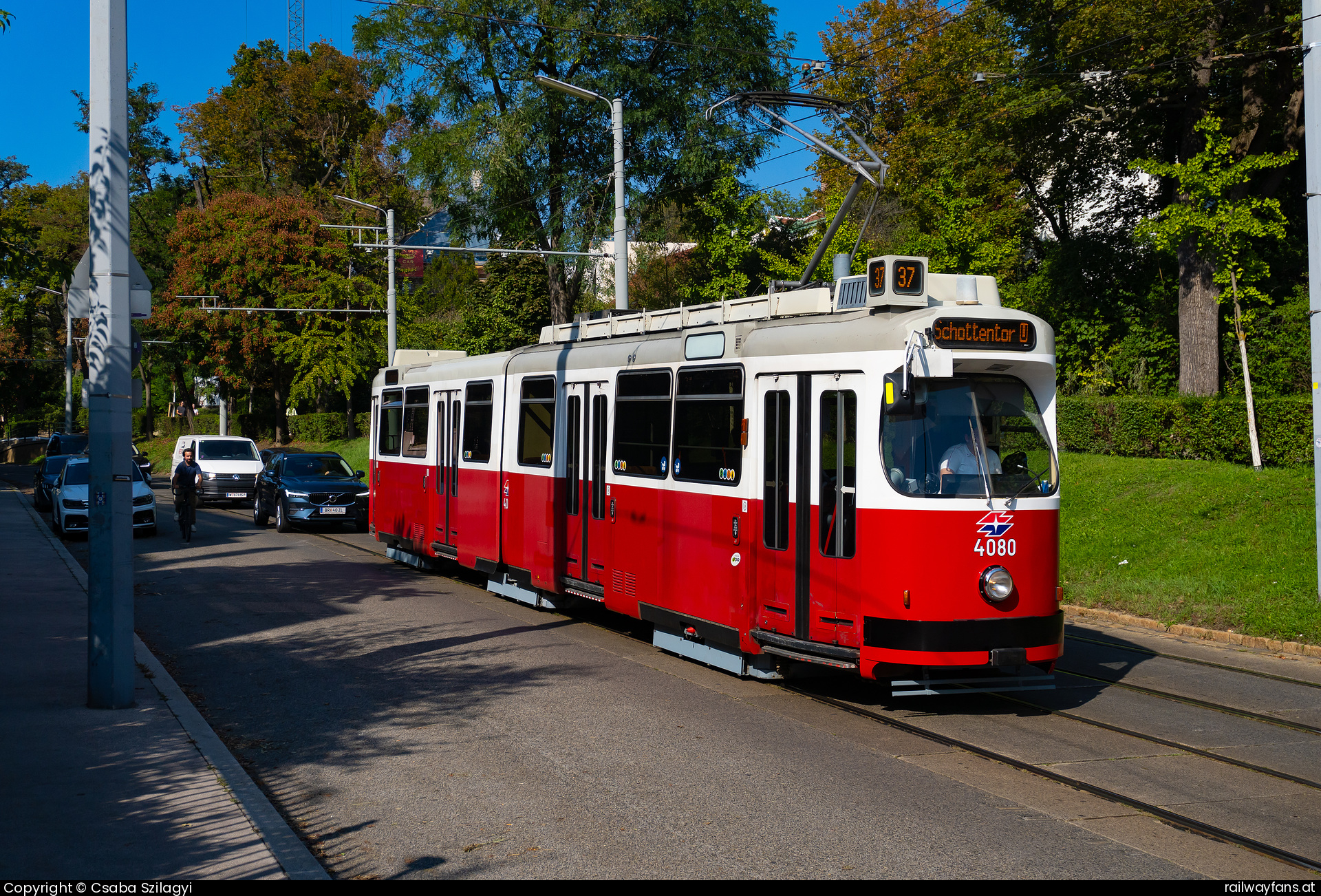 Wiener Linien E2 4080 in Großhaarbach mit dem 37 - E2 solo zum Letzen mal. Hier bei der Barawitzkgasse   Railwayfans