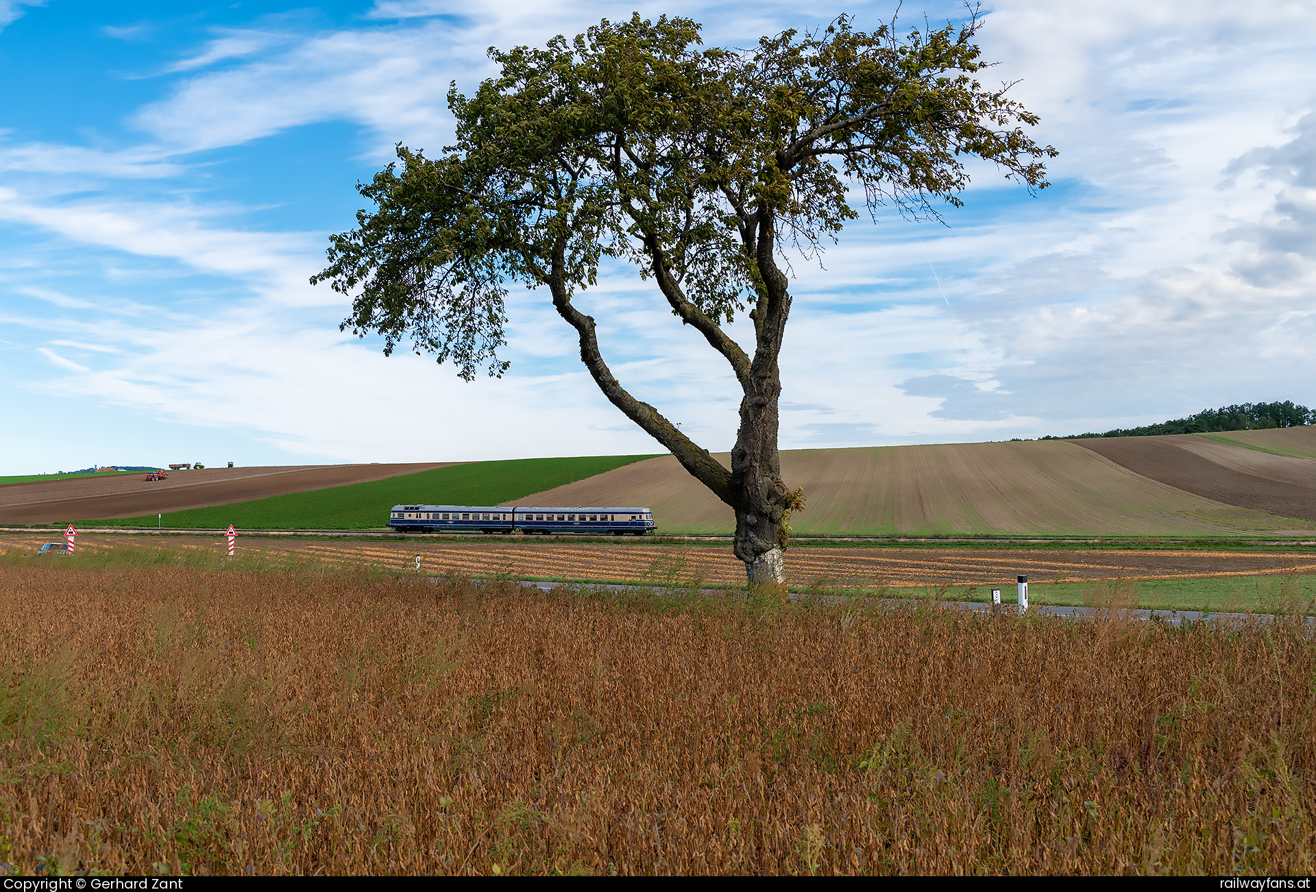 1.öSEK 5145 011 in Prackenbach mit dem SZ 17618 - 5145.11in den Weiten des Weinviertels in Niederösterreich unterwegs. Das Foto entstand bei Naglern, am 28.09.2024.   Railwayfans