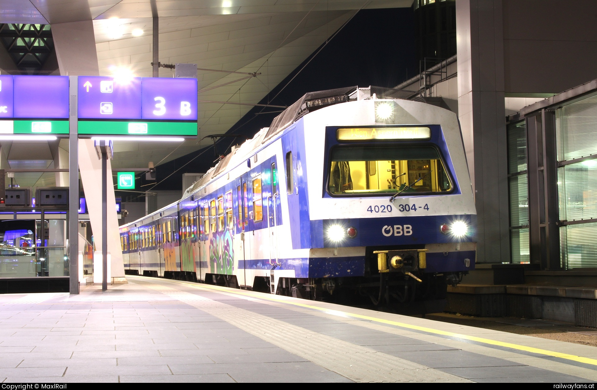 ÖBB 4020 304 in Wien HBF mit dem S80 25060 - Am Abend des 26.9.2024 steht der 4020 304 als S80 25060 in Wien Hbf und wartet auf die Abfahrt nach Wien Aspern Nord.
Wegen der Umleitung der Schnellzüge über die alte Wesrbahnstrecke wendet die S80 nicht in Hütteldorf sondern in Wien Hbf.  Südbahn | Wien Hbf -  Spielfeld Straß Railwayfans