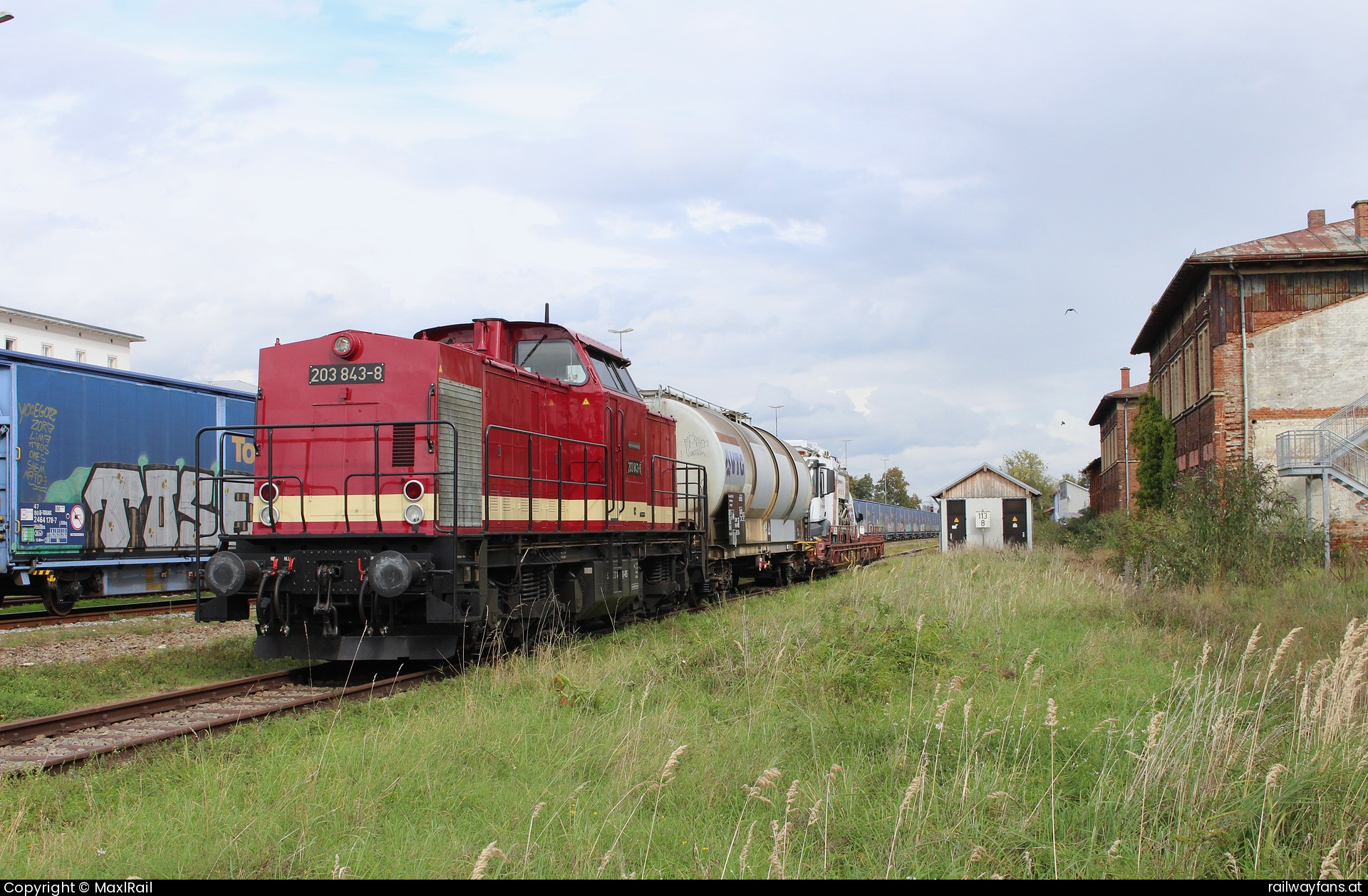 Regio Infra Service Sachsen GmbH  1203 145 in Prackenbach - Auf dem ehemaligen Zollgleis des Bahnhofs Simbach am Inn steht am 2.10.2024 die 203 843 der Regio Infra Service Sachsen GmbH und wartet auf den nächsten Einsatz.
Das Gebäude im rechten Bildrand ist die ehemalige Güterabfertigung sowie das Zollgebäude.   Railwayfans