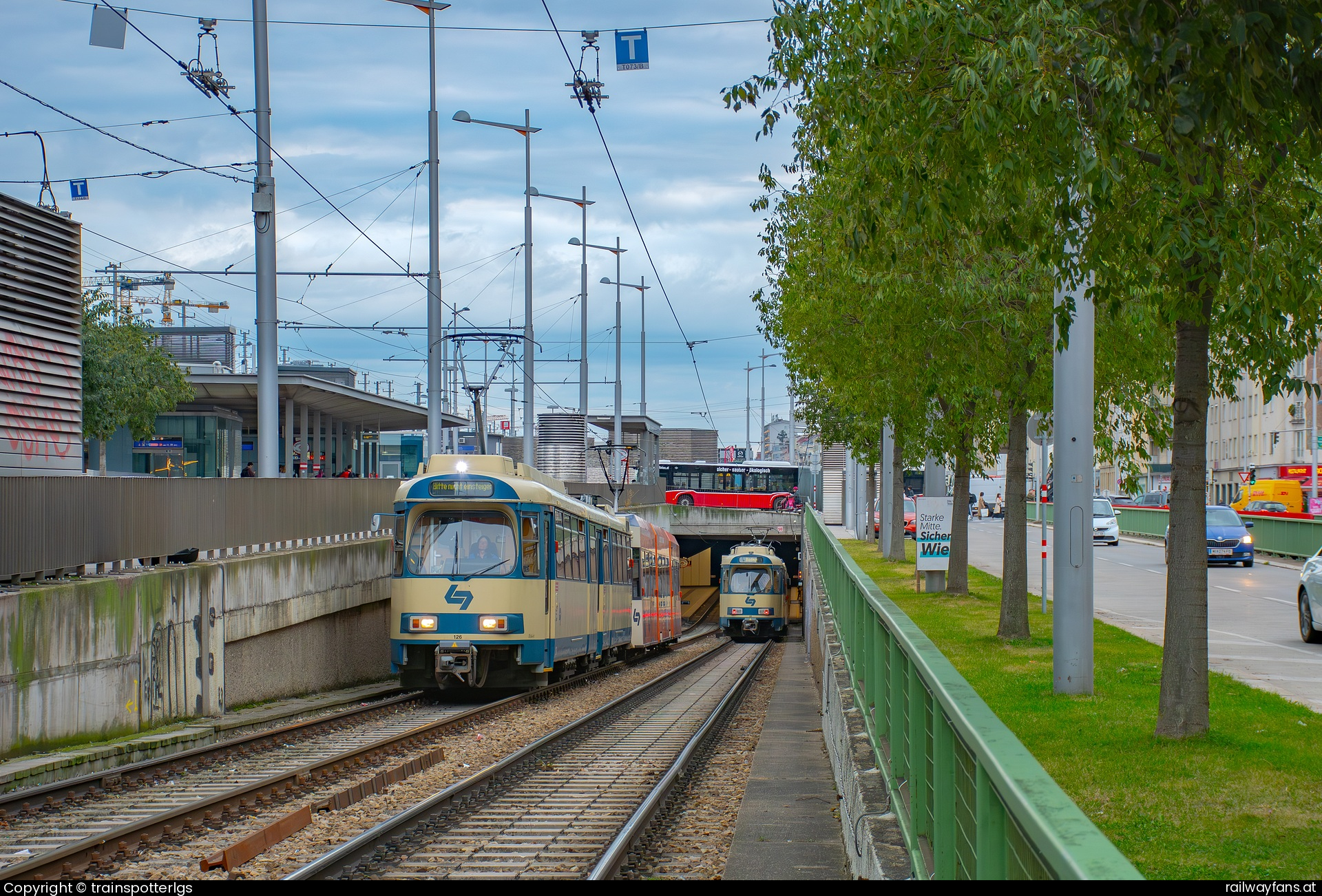 WLB 126 in Großhaarbach - WLB 126 + 402 spotted in Wien - HBF   Railwayfans