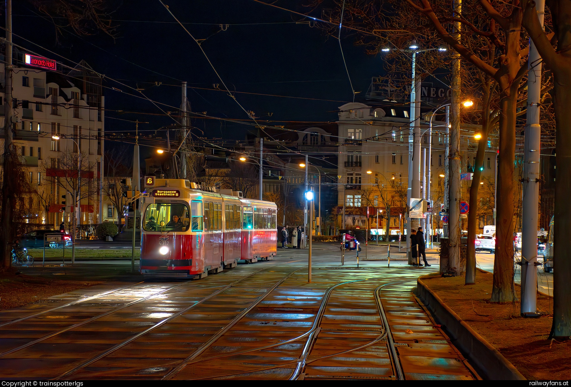 Wiener Linien E2 4312 in Großhaarbach mit dem L6 - WL 4312 + 1512 spotted on L6 in Wien - Westbahnhof   Railwayfans