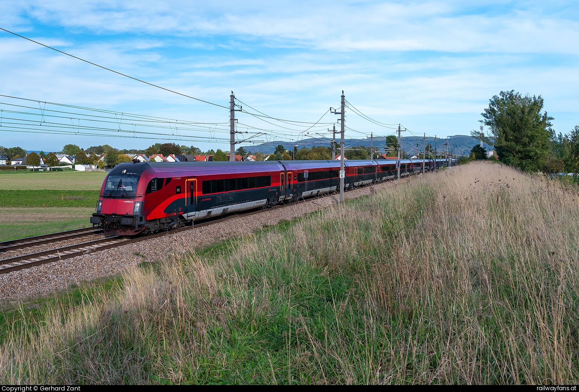 ÖBB 8090 714 in Prackenbach - Aufgrund eines Gleisschadens auf der Umleitungsstrecke der alten Westbahn zwischen Tullnerbach-Pressbaum und Unterpurkersdorf, wurde der railjet (646?) mit Steuerwagen voraus über Herzogenburg umgeleitet. Die Aufnahme entstand an bekannter Fotostelle auf der Franz Josefs's Bahn kurz nach Muckendorf-Wipfing.   Railwayfans